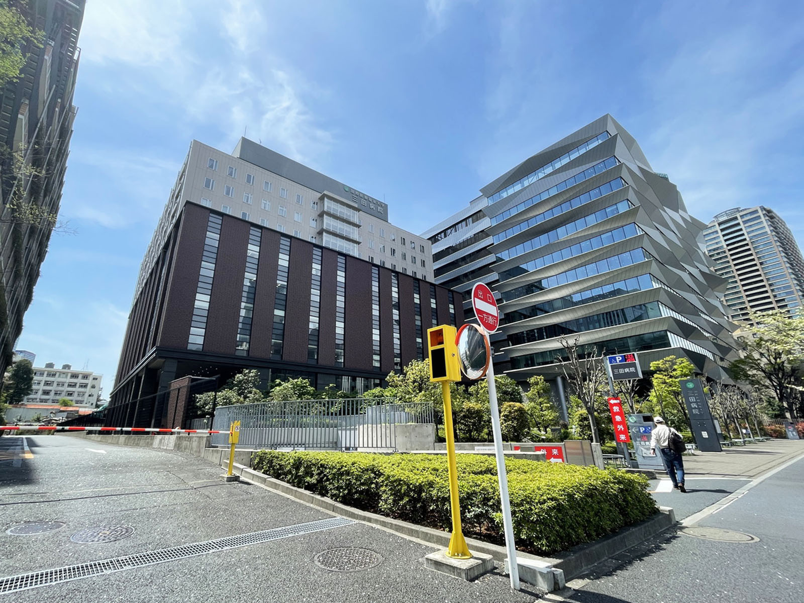 向かいの国際医療福祉大学三田病院