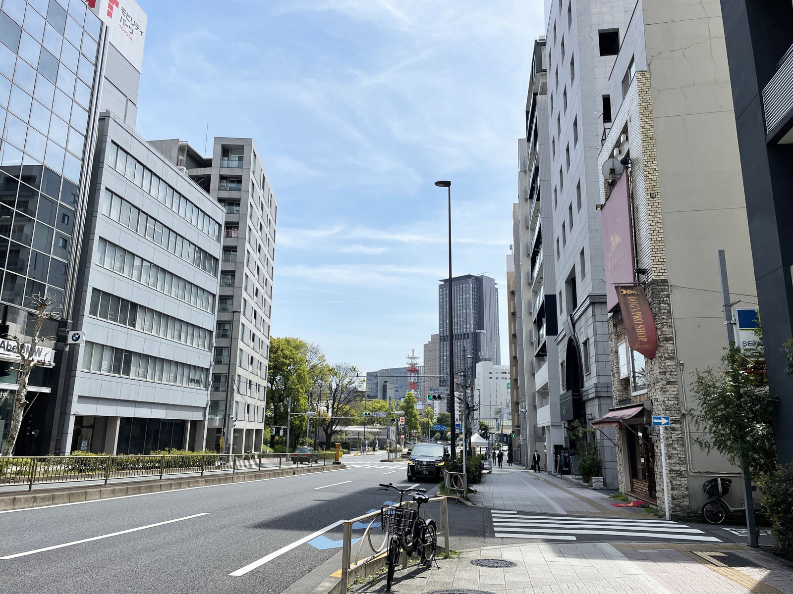 東麻布アネックス前面の桜田通り