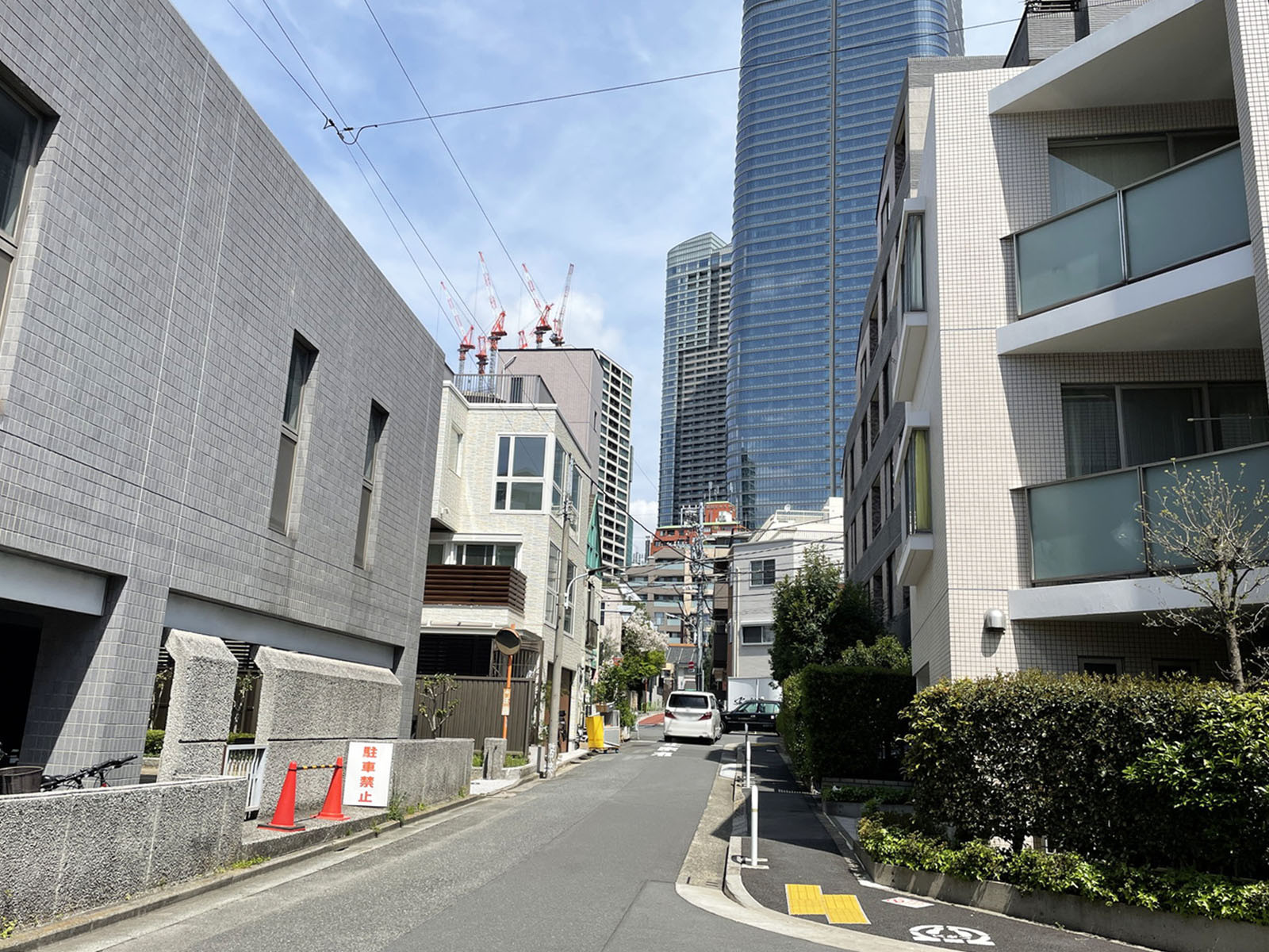 ベルメゾン東麻布前面の通り