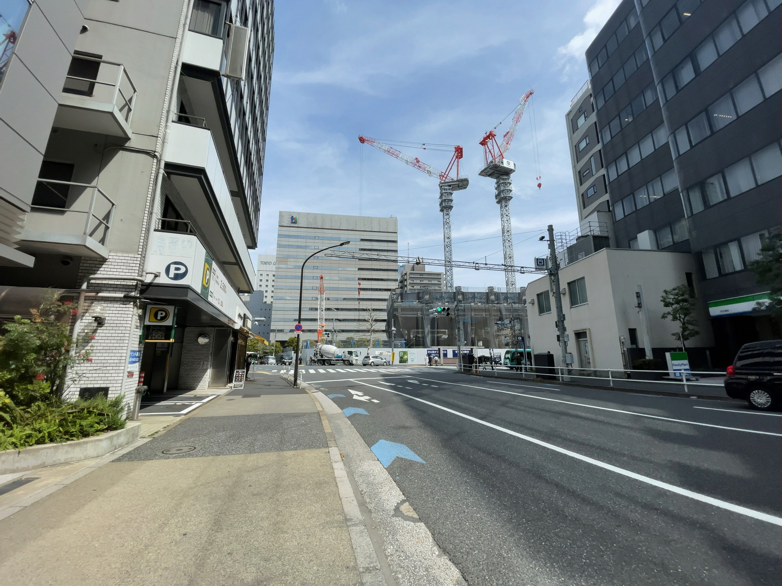 アパ三田芝公園駅前ビル前面の通り