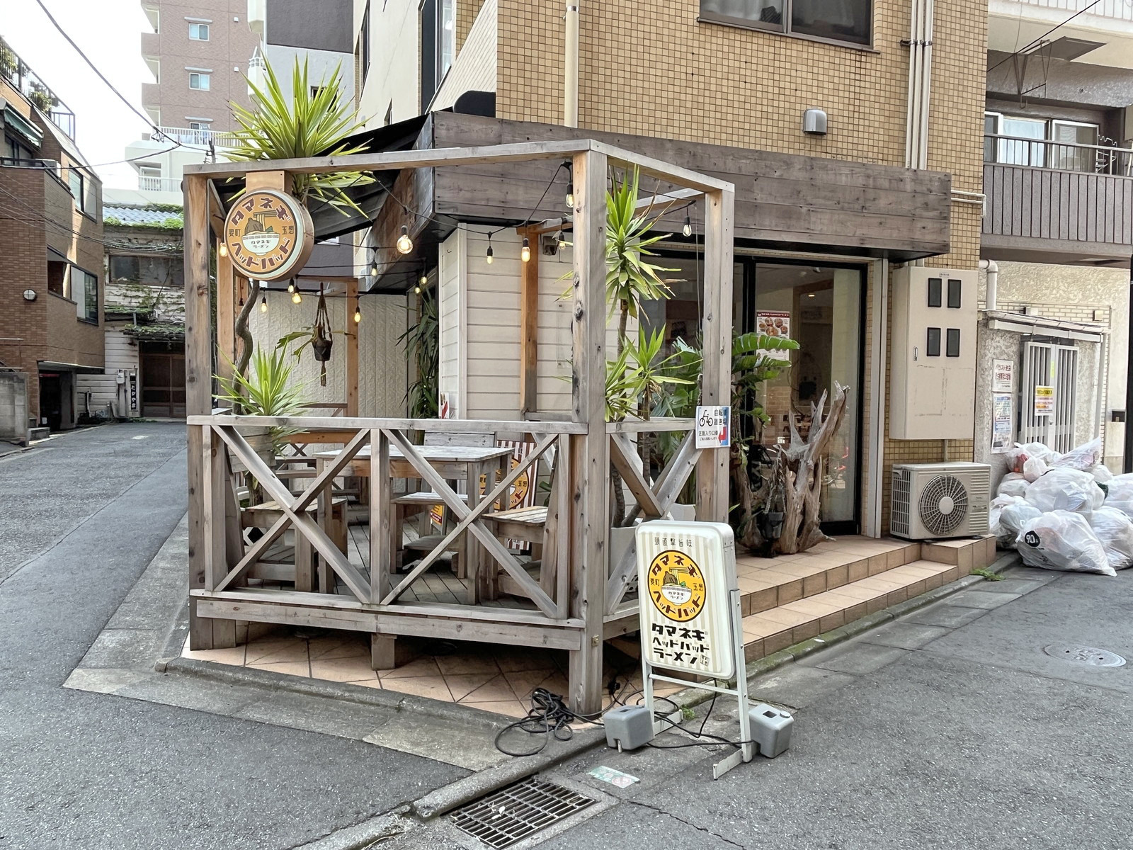 同じ並びのラーメン タマネギヘッドバッド