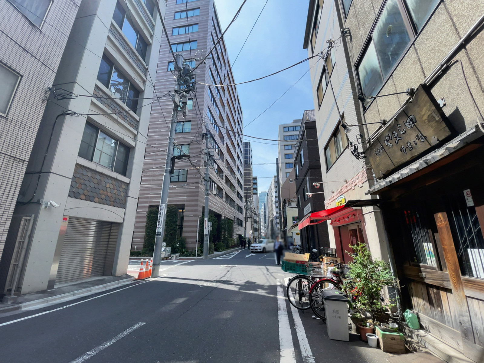 AKビル前面の通り