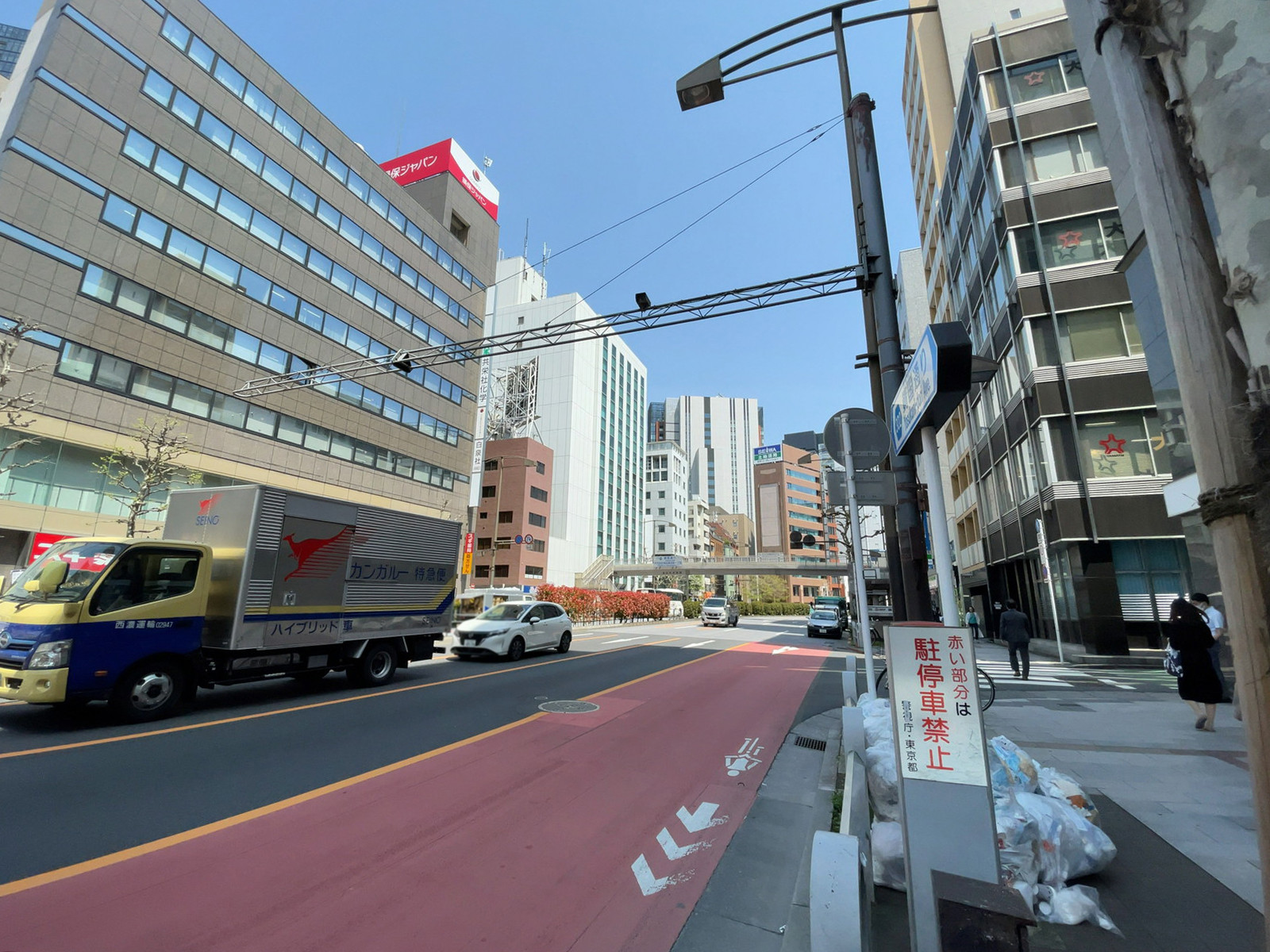 淡路町サニービル前面の靖国通り