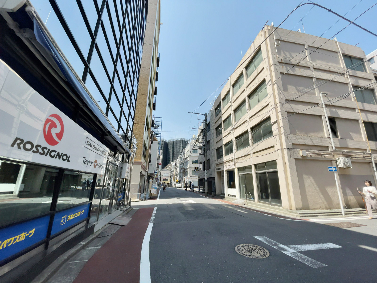 サンブリヂ小川町ビル前面の通り