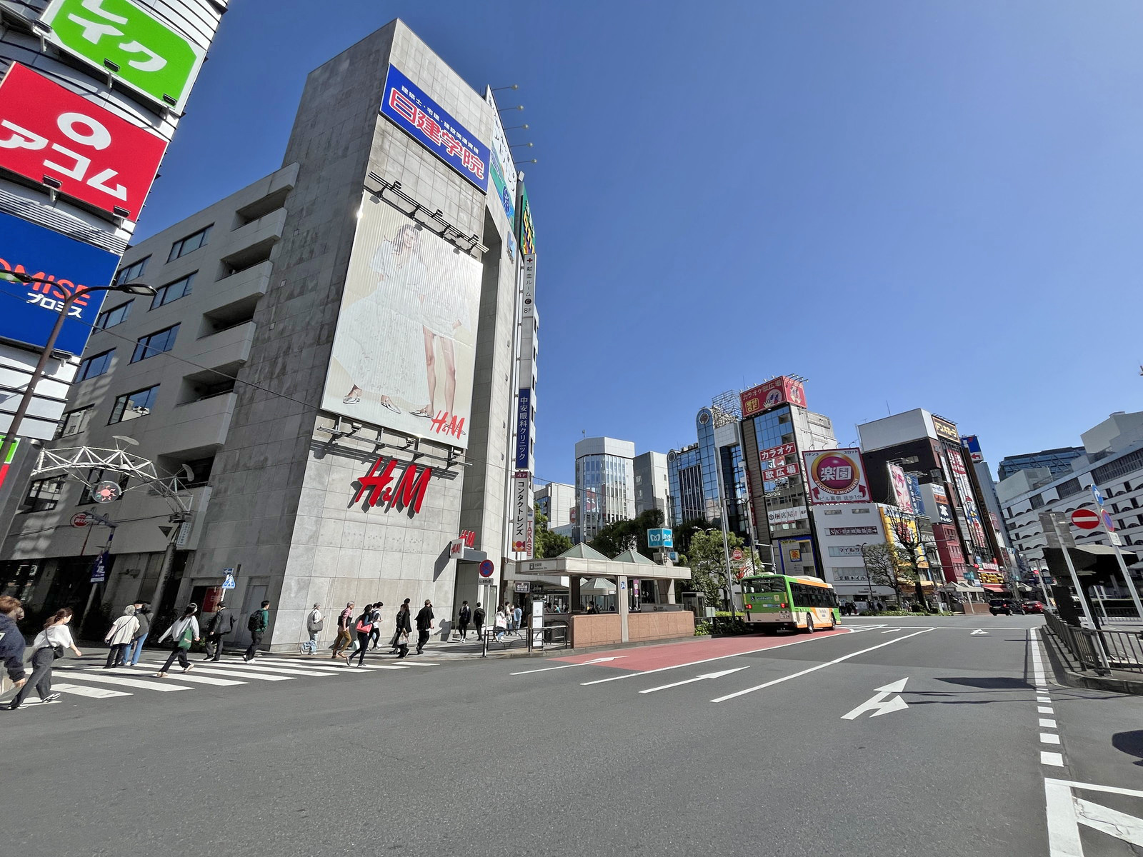 池袋伊藤ビル前面通り