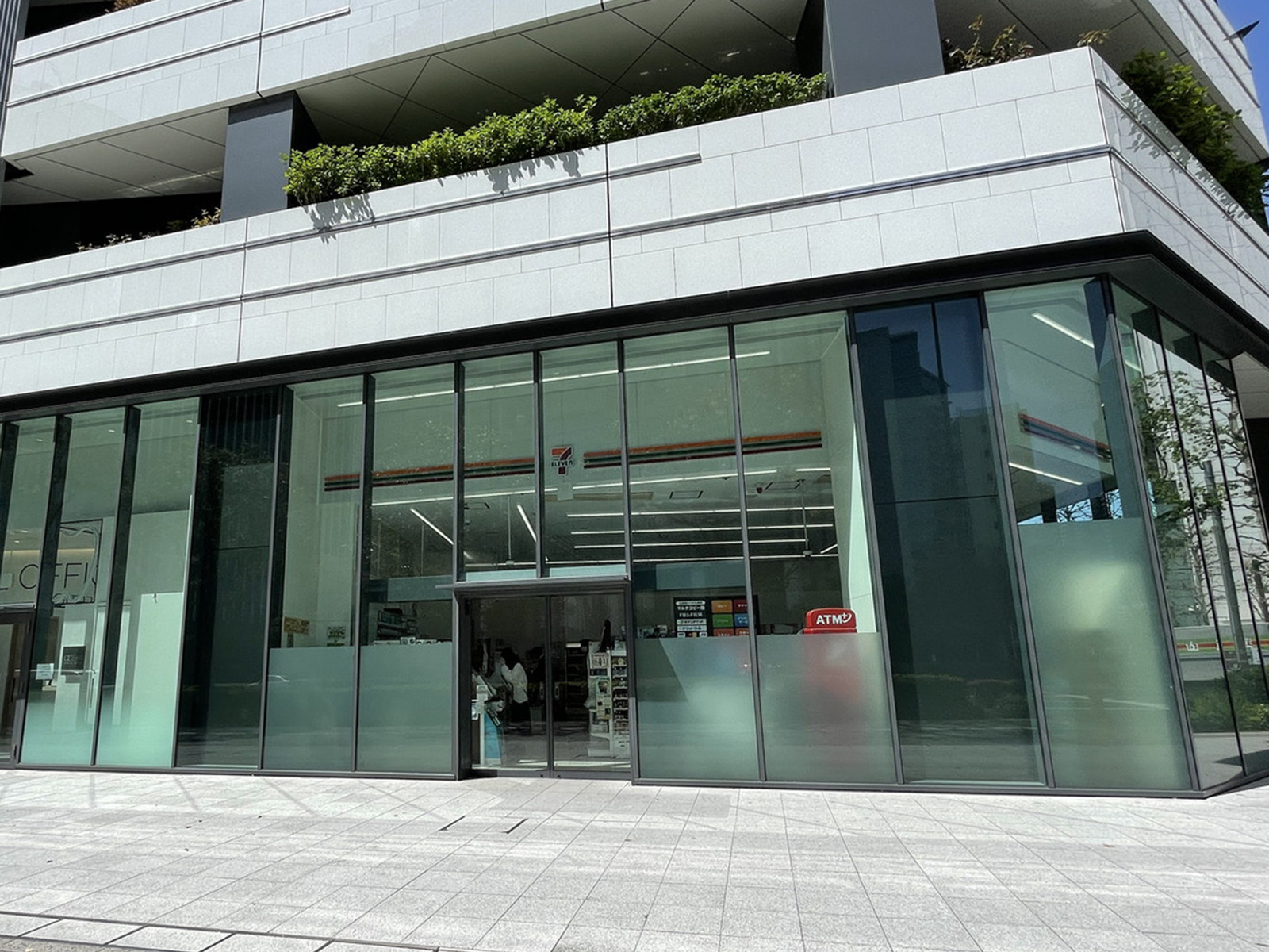 徒歩1分のセブンイレブン横浜みなとみらい4丁目店
