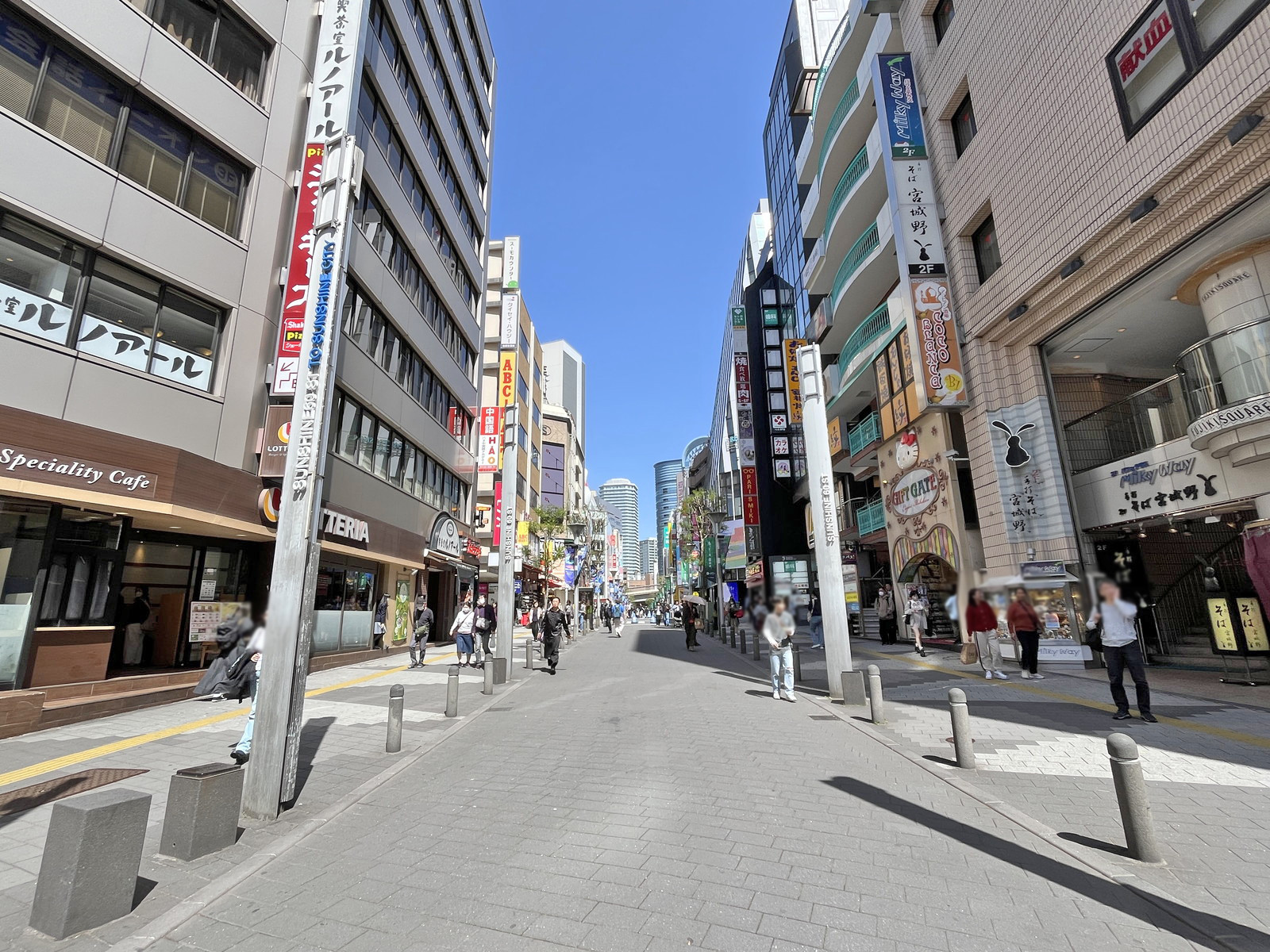 サンシャイン60通り沿いに立地
