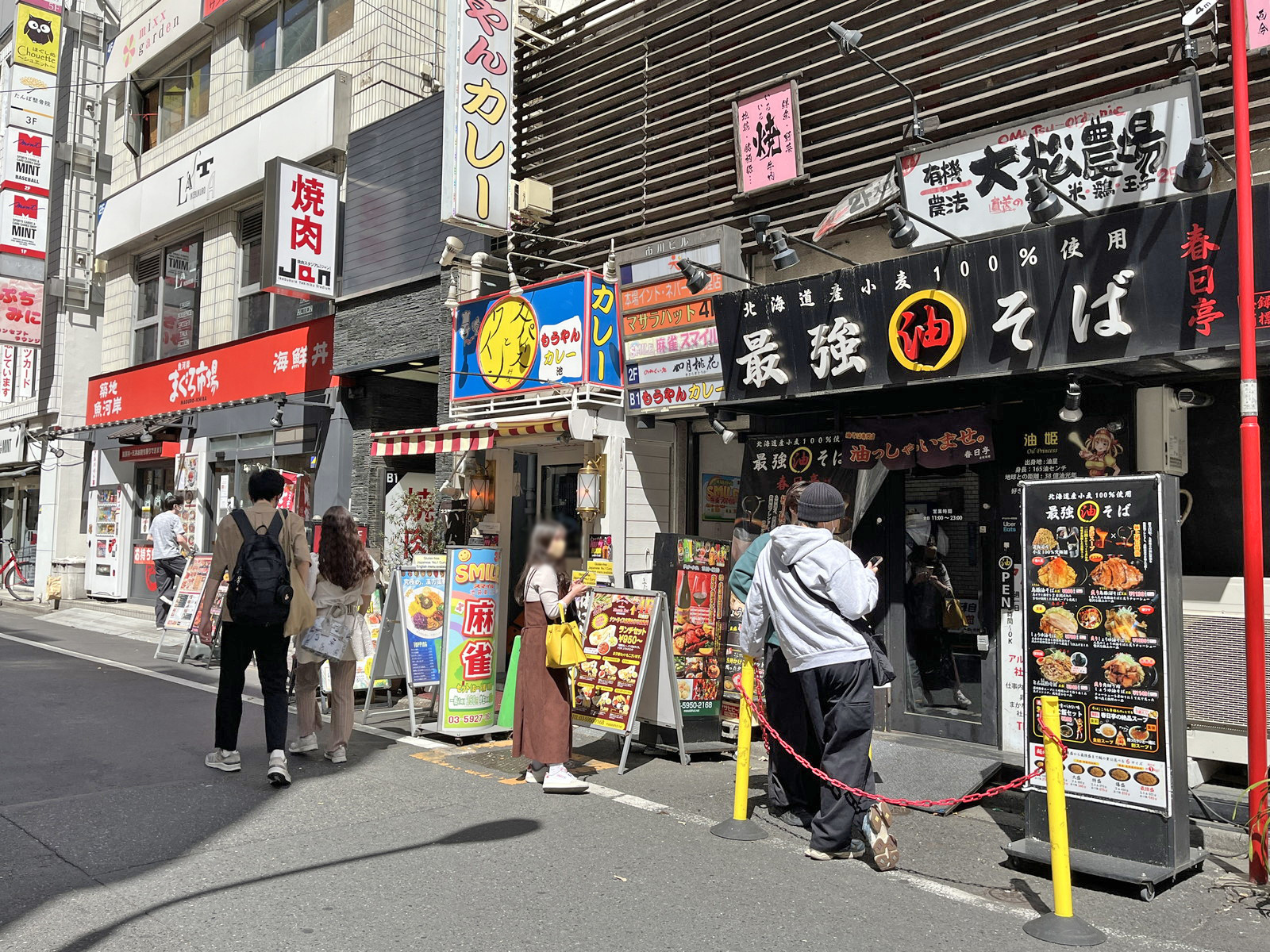 付近には飲食店が充実