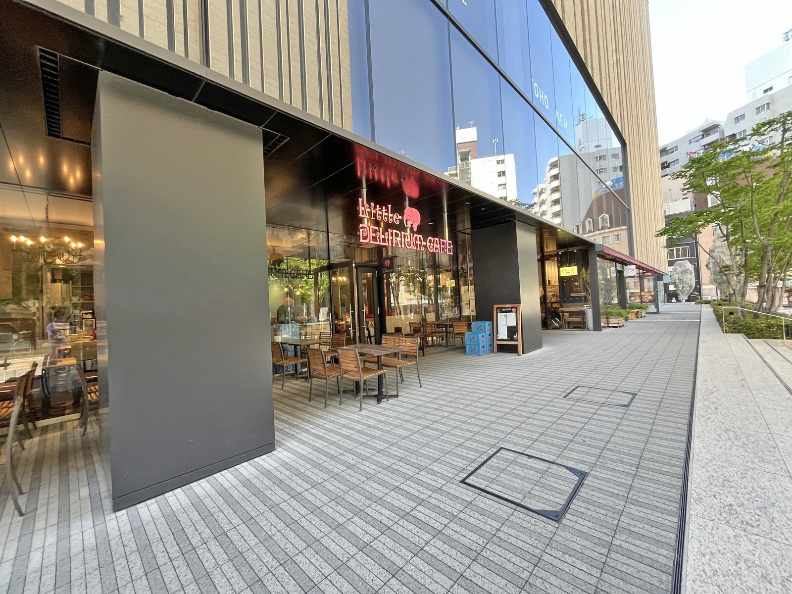 付近には飲食店が充実