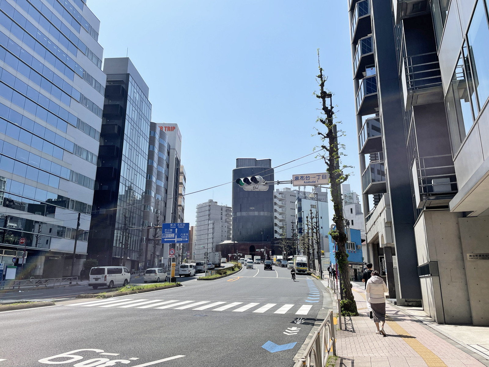 オランダヒルズ森タワー前面の桜田通り