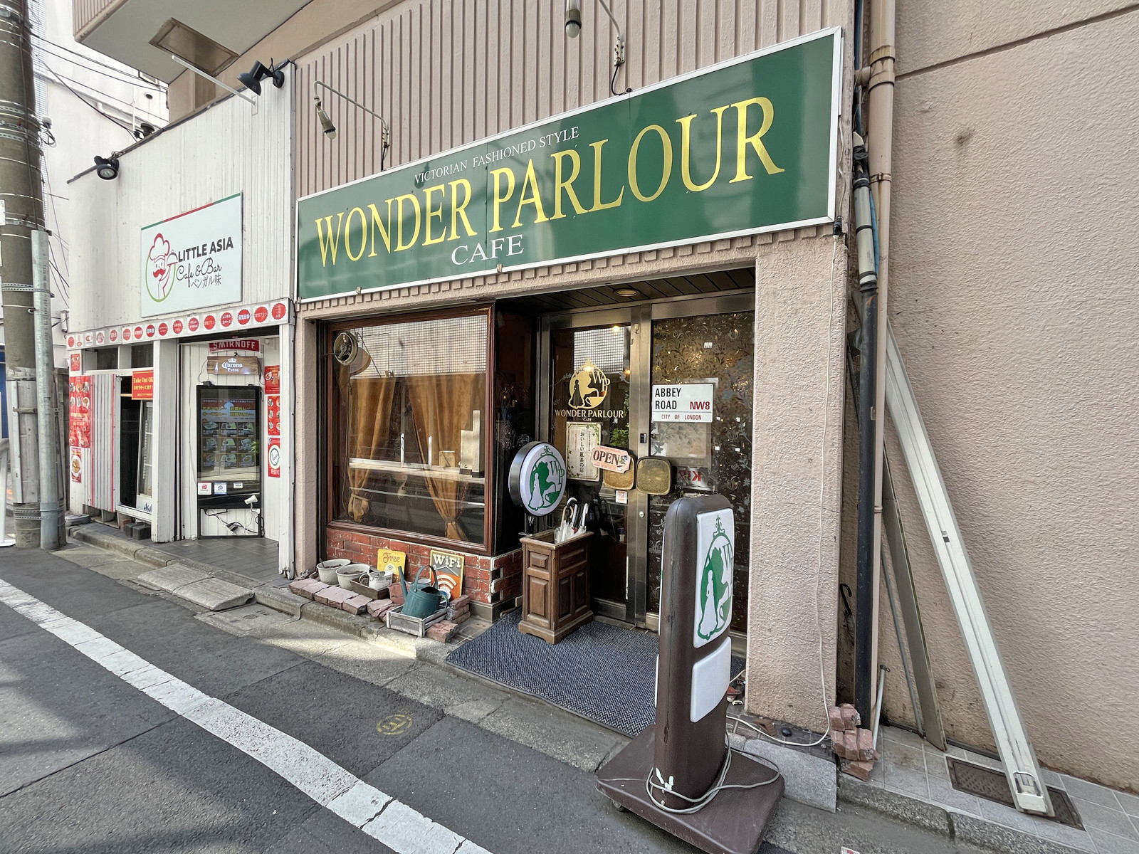 徒歩1分のワンダーパーラーカフェ