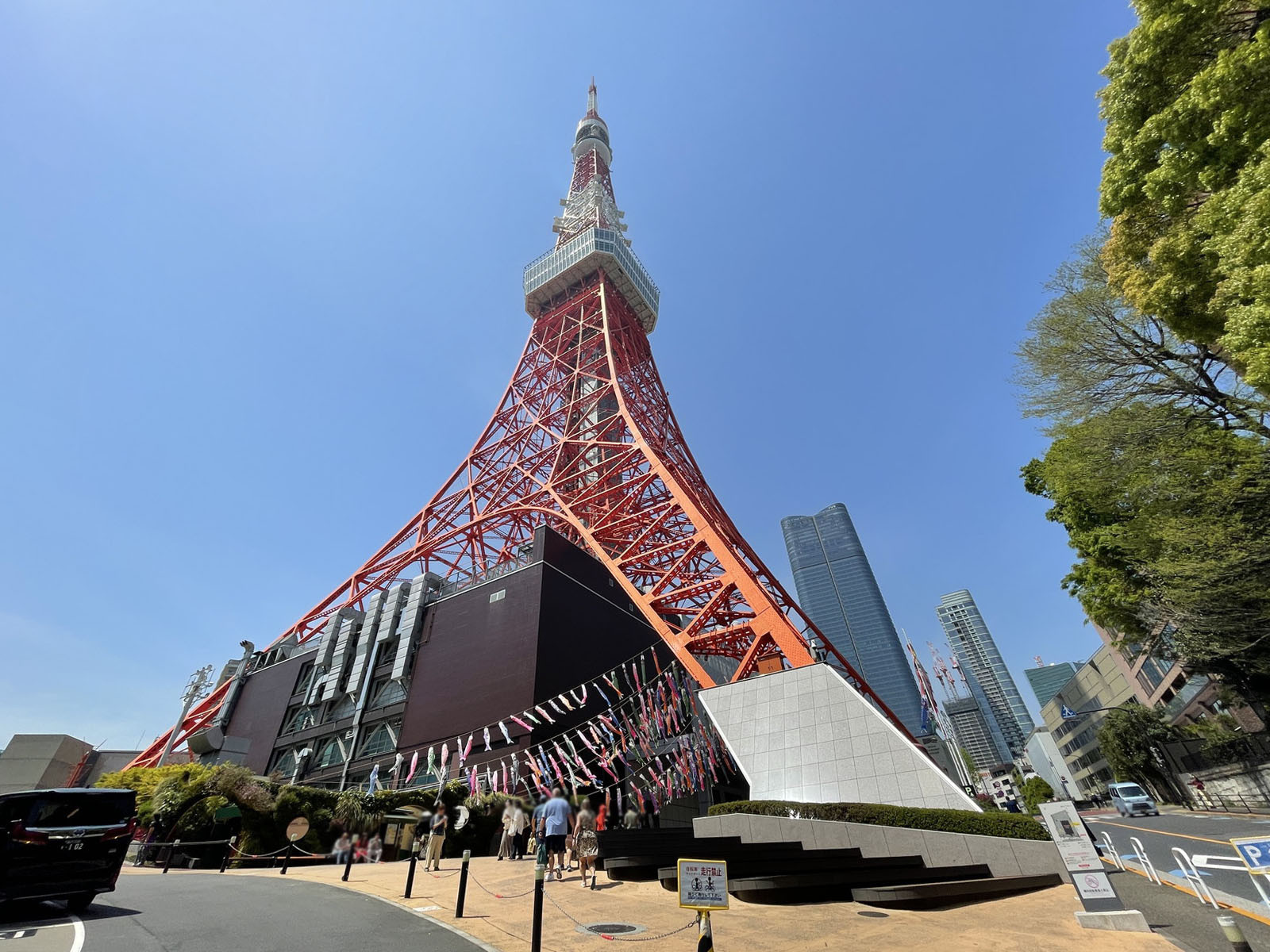 ビル前には東京タワー