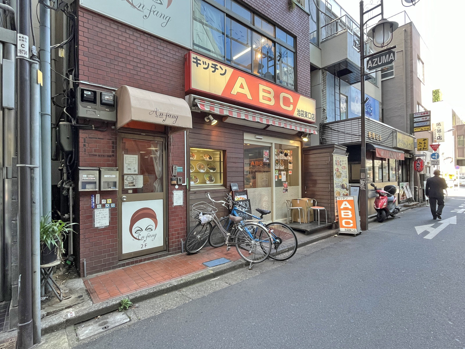 付近には飲食店が充実