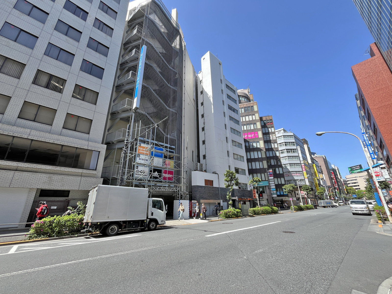 SKビル前面の東栄会本町通り