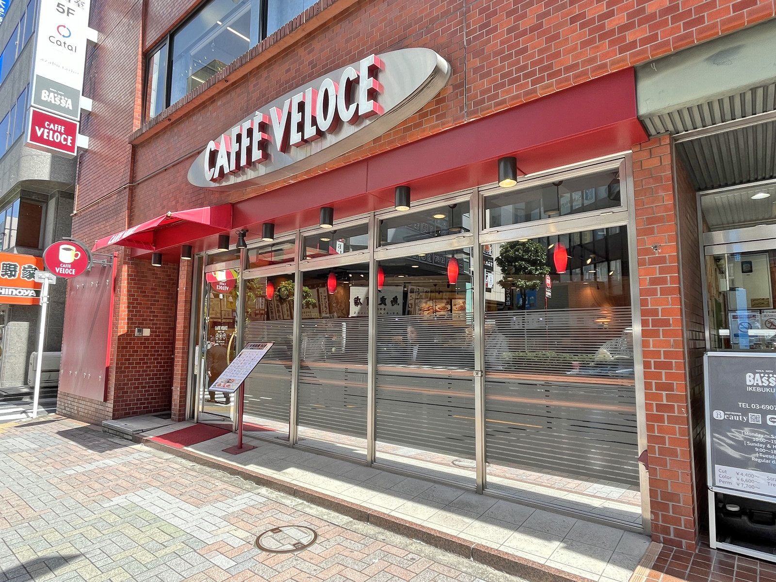 同じ並びのベローチェ南池袋二丁目店