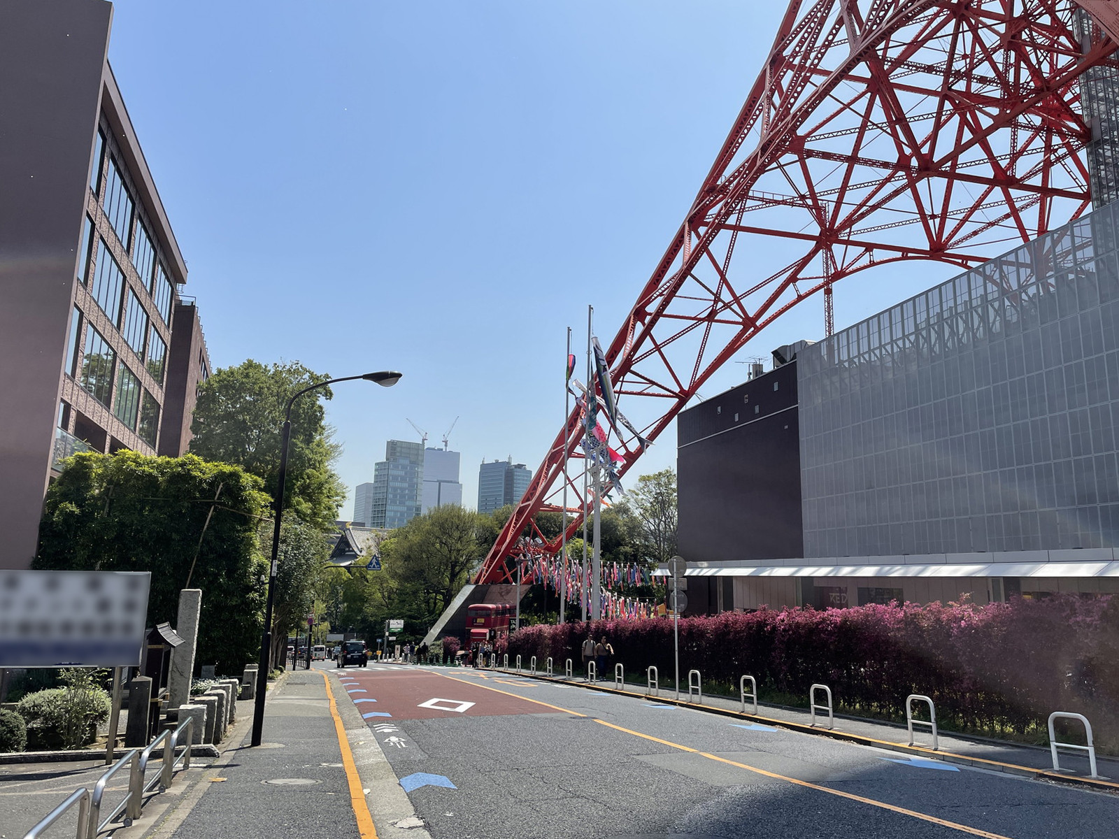 機械振興会館前面の東京タワー通り