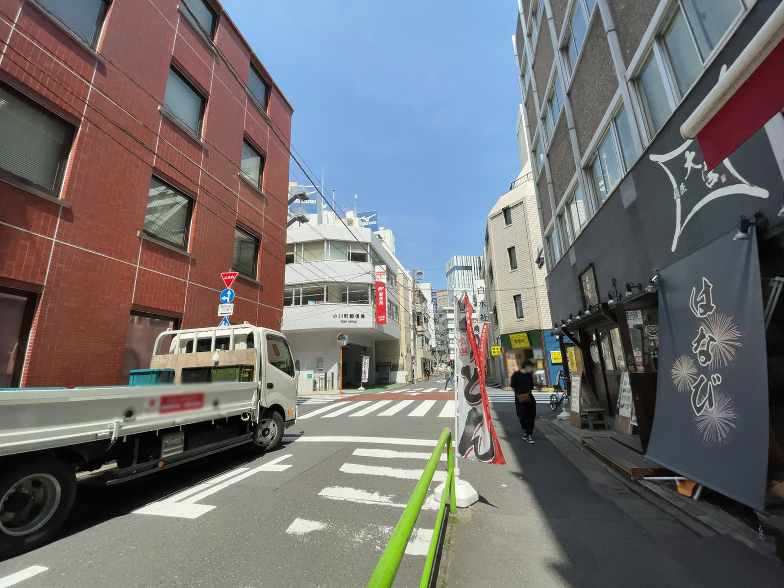 MOビル前面の通り