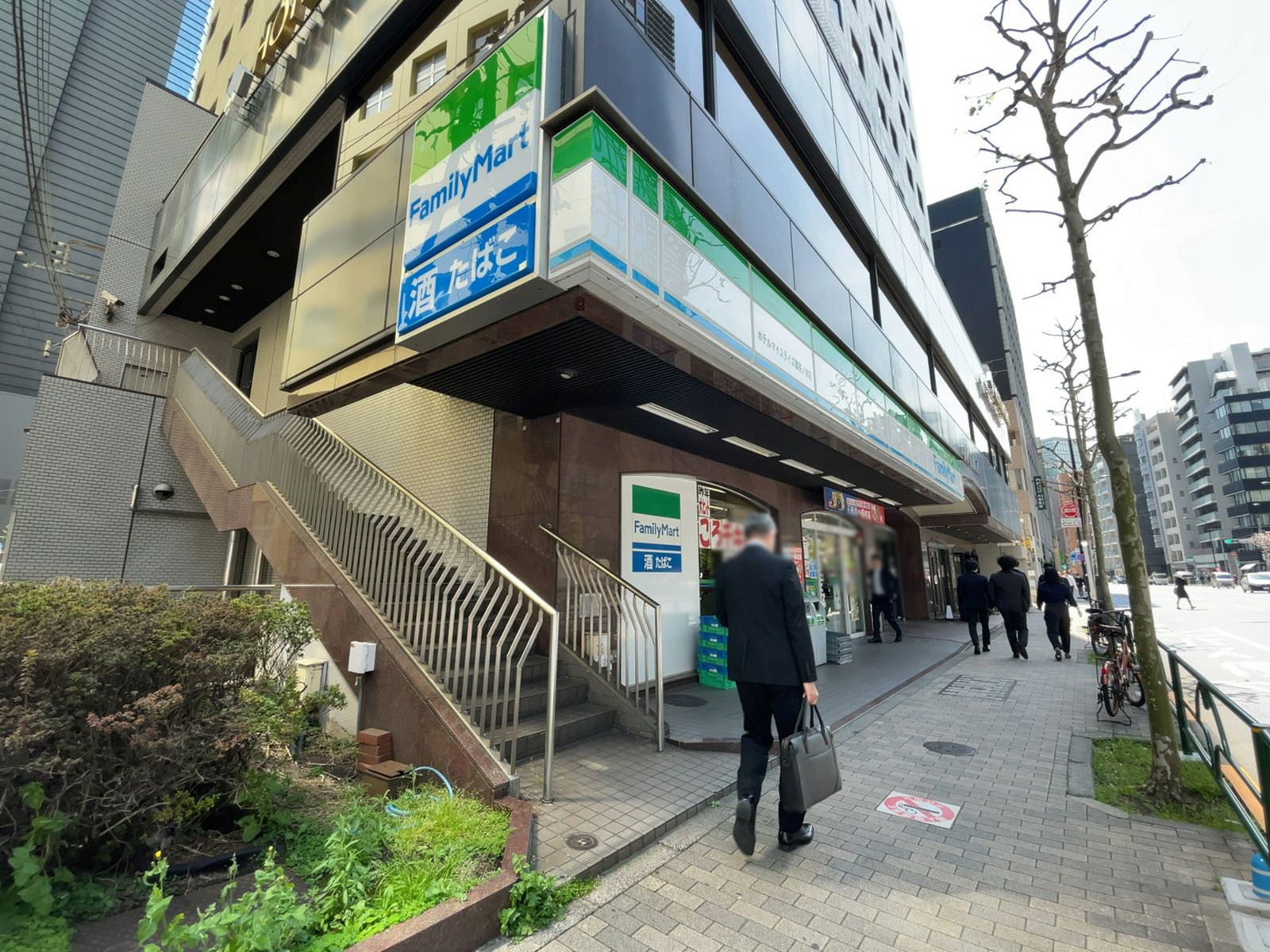 徒歩2分のファミリーマート ホテルマイステイズ御茶ノ水店