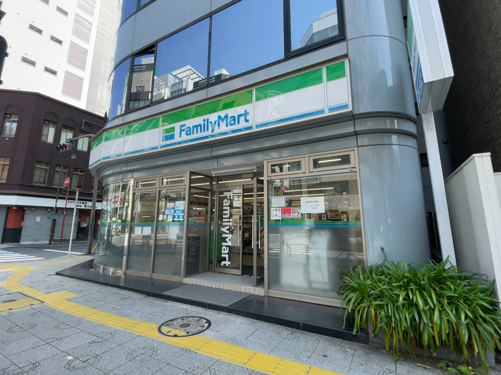 近くのファミリーマート 神田鍛冶町三丁目店