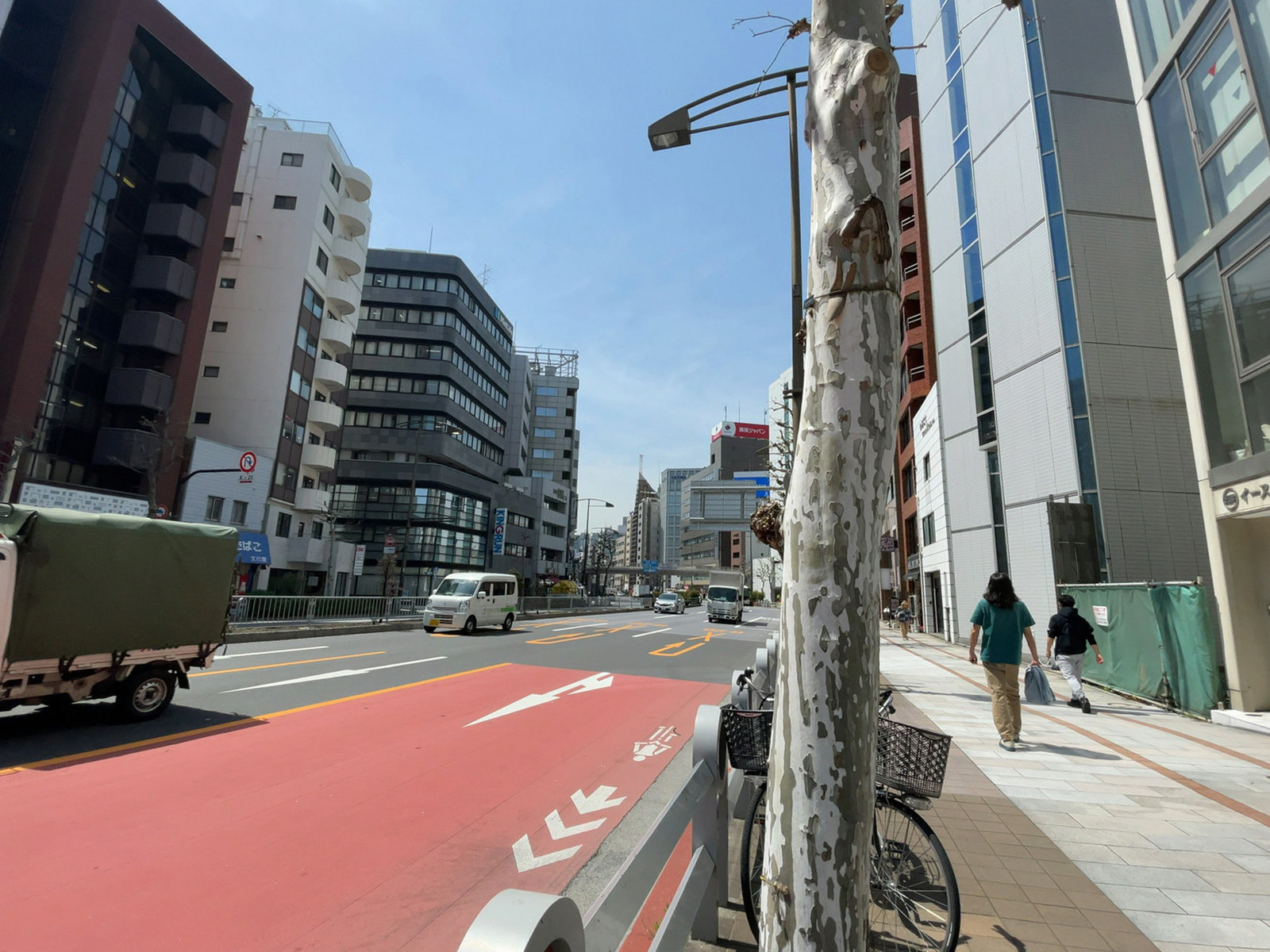 Bizflex神田前面の靖国通り