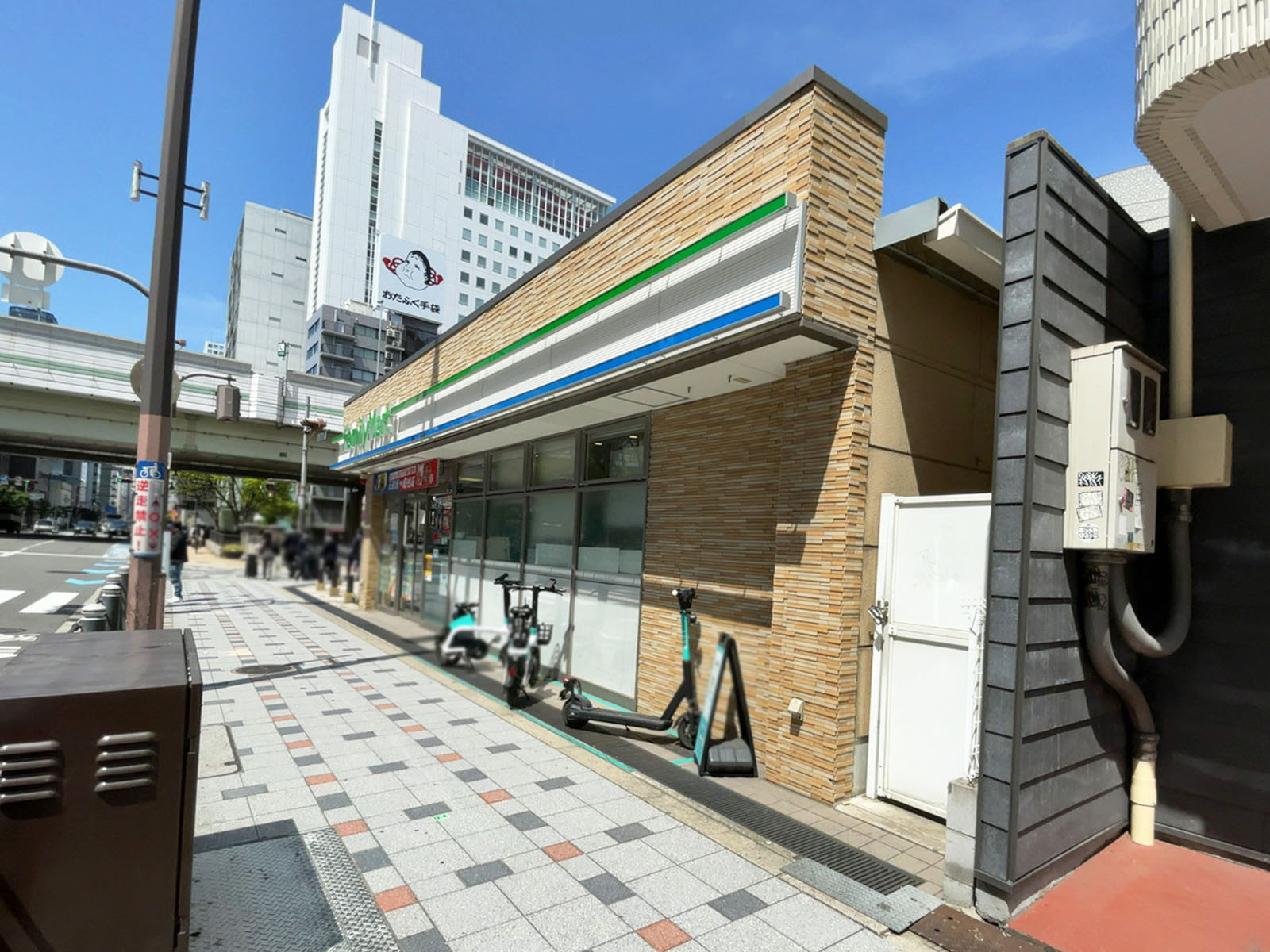 並びにあるファミリーマート 内本町西店