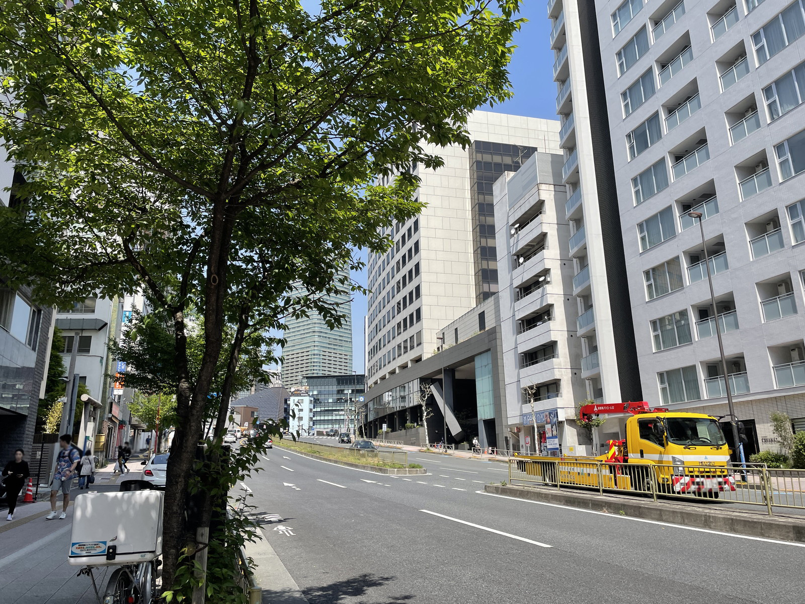 ザイマックス東麻布ビル前面の桜田通り