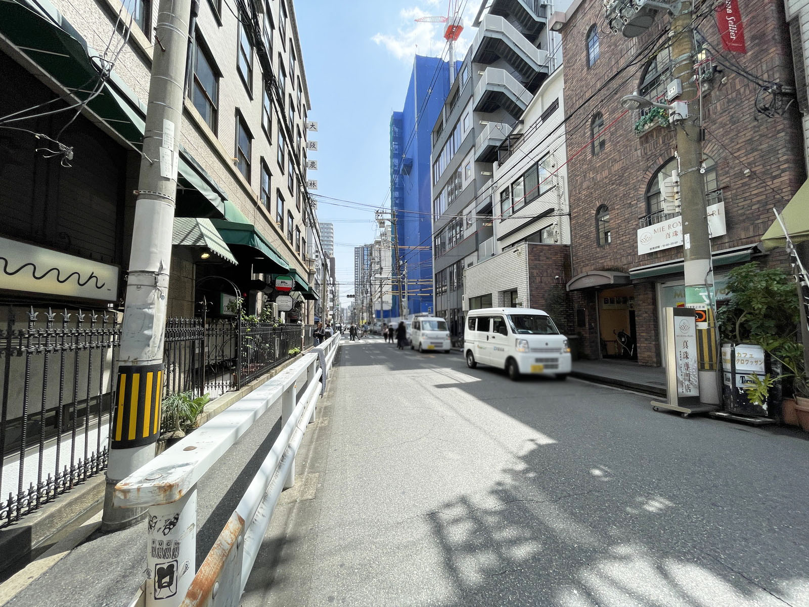 大阪ジュエリービル前面の通り