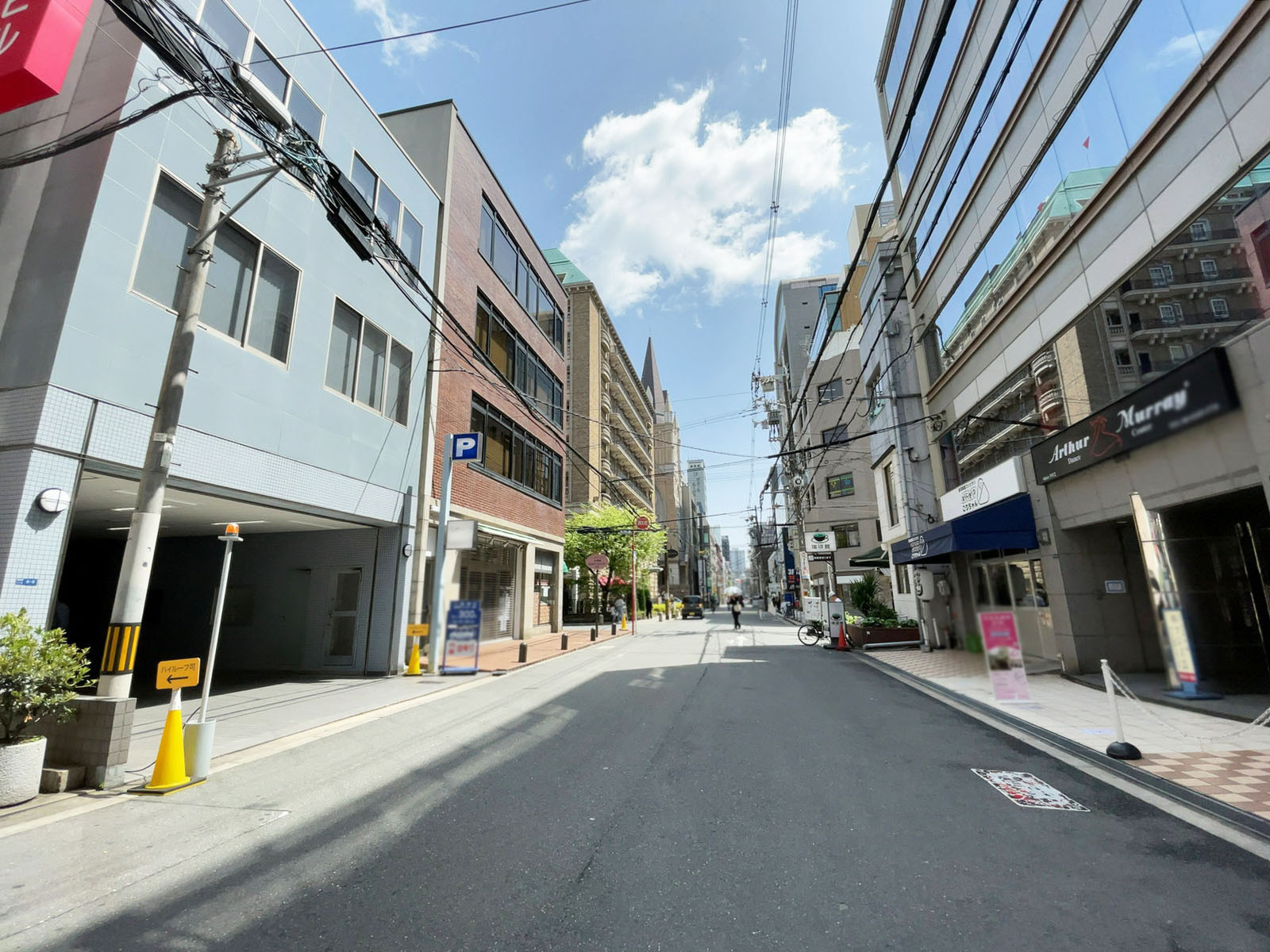 エミネント心斎橋ビル前面の通り