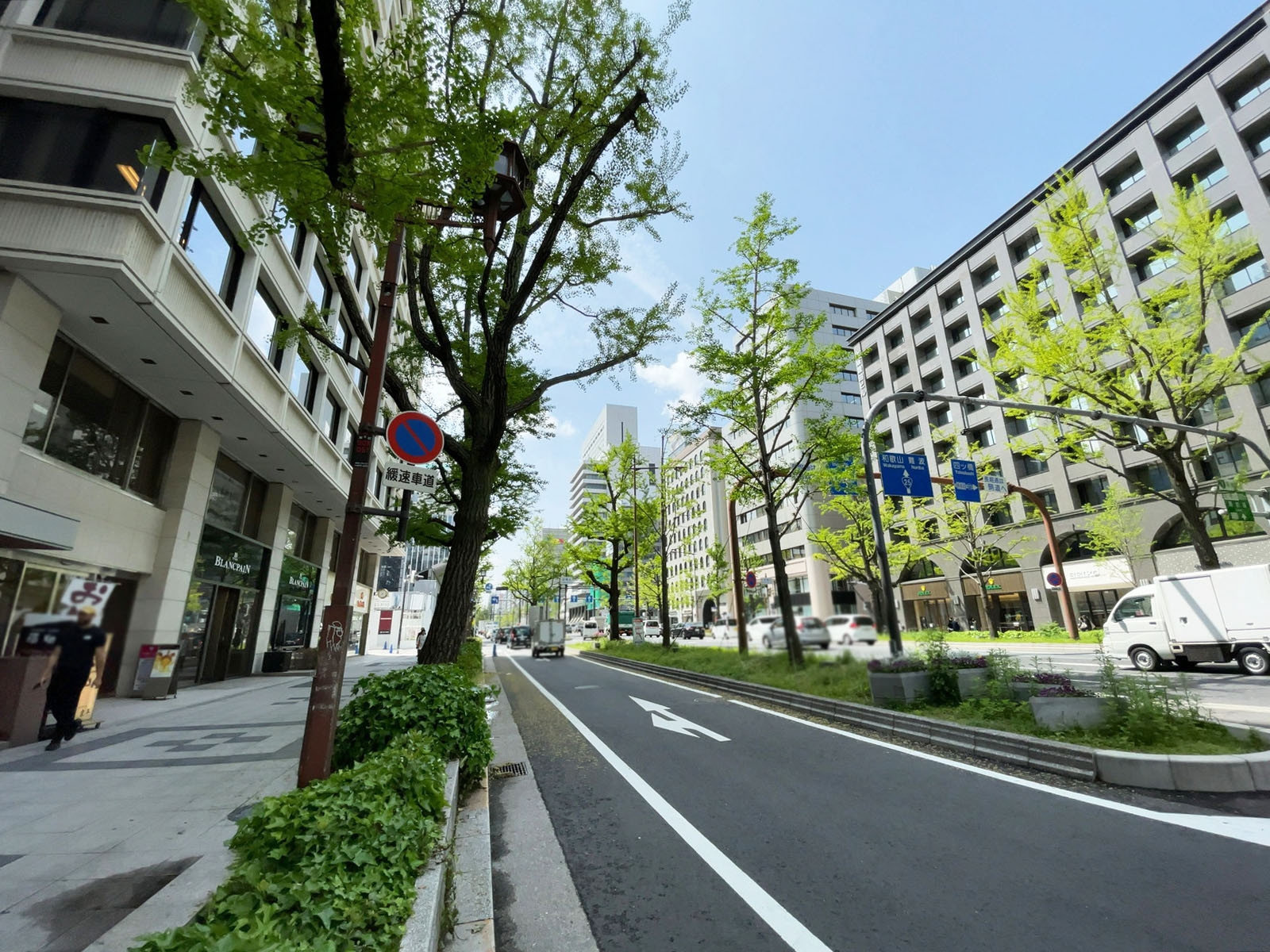 Osaka Metro心斎橋ビル前面の通り