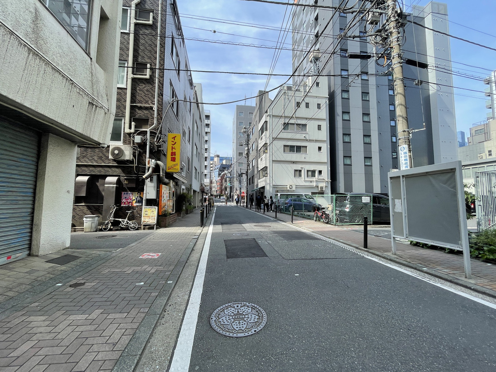 東西館ビル前面の通り