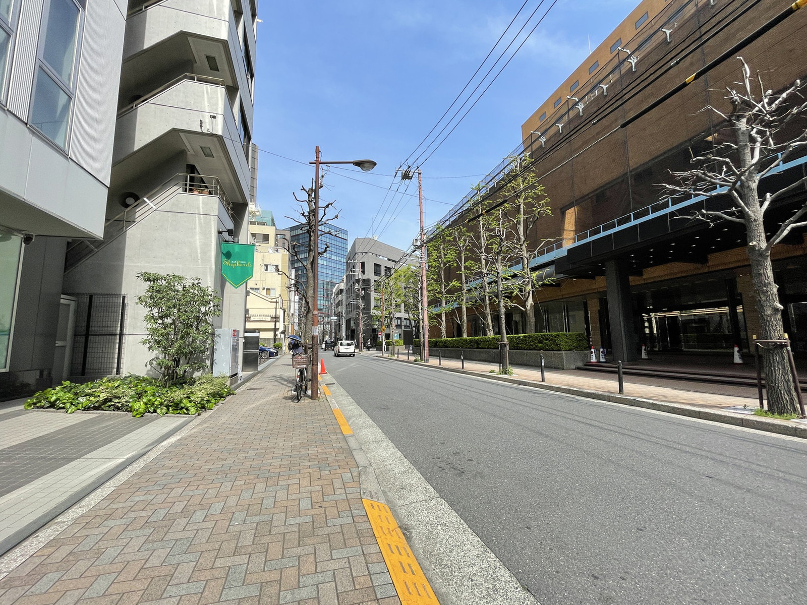 タキザワビル前面の通り