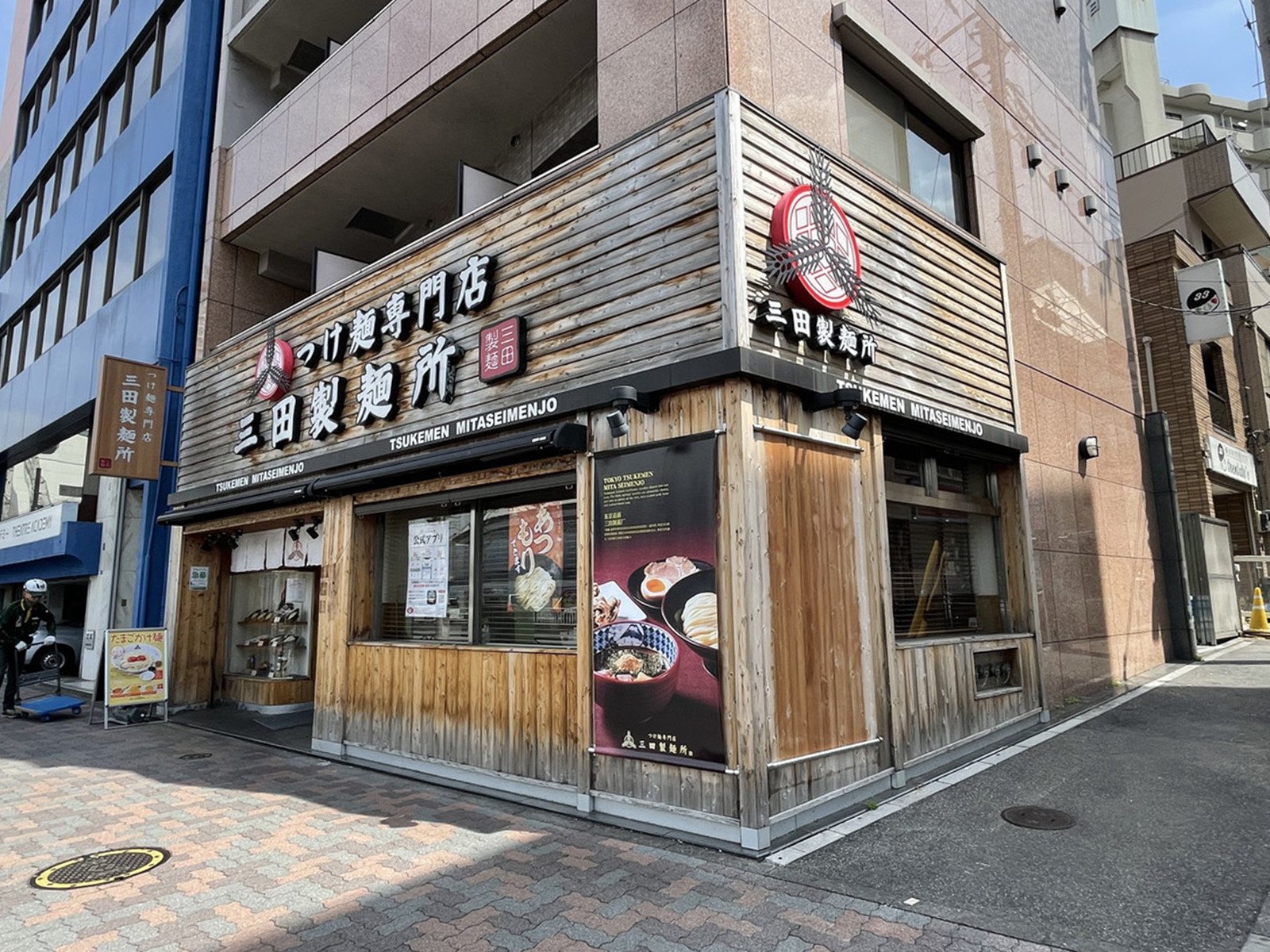 周辺には飲食店が点在
