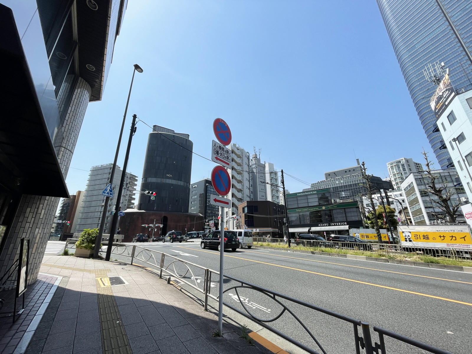 麻布台第一ビル前面の桜田通り