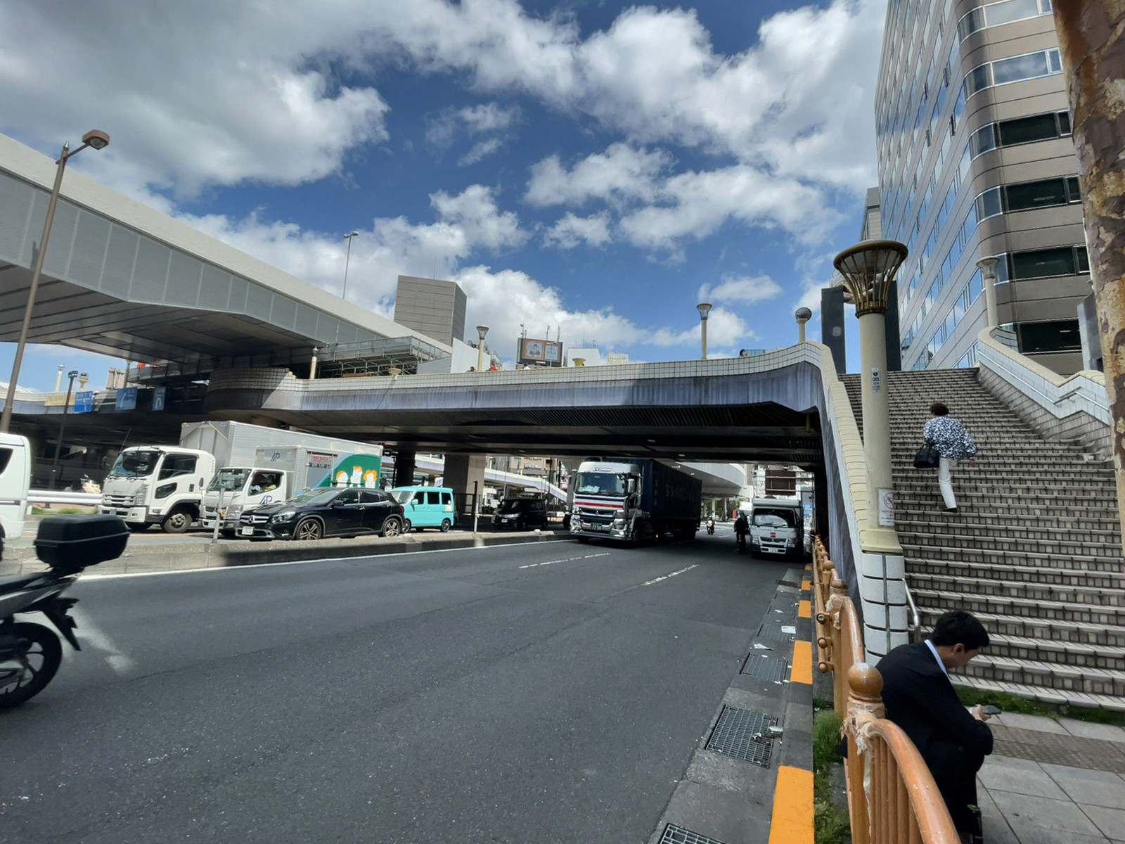 上野駅前ビル前面の通り