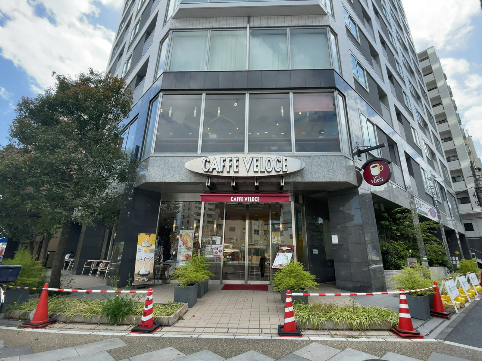 至近のカフェ・ベローチェ 稲荷町店