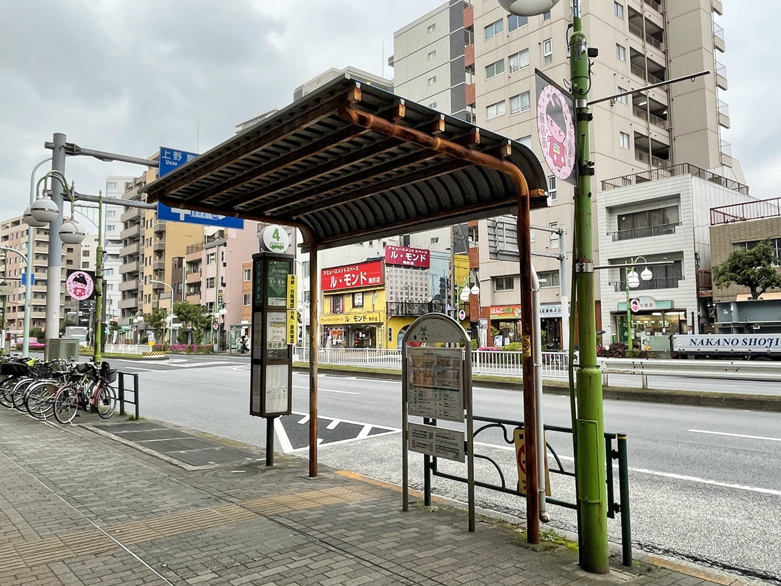 ビル前のバス停「本所吾妻橋」