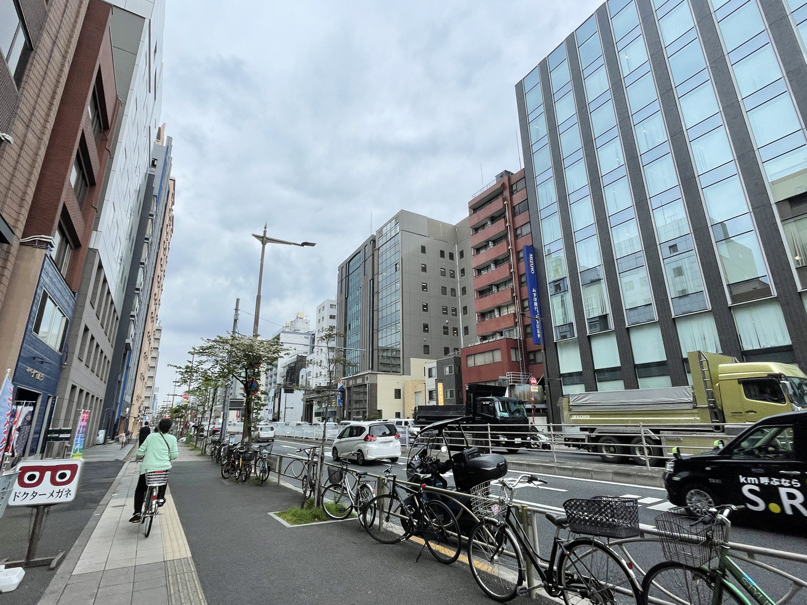 ヒューリック両国ビル前面の京葉道路
