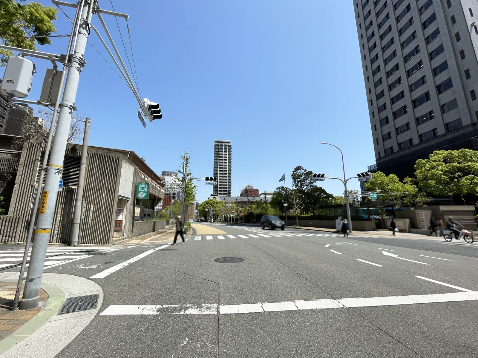兵庫県庁前ビル前面の通り