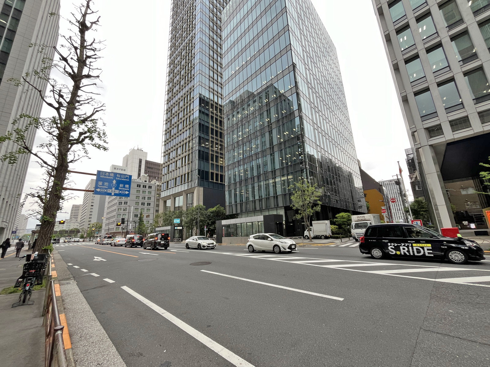 虎ノ門琴平タワー前面の桜田通り