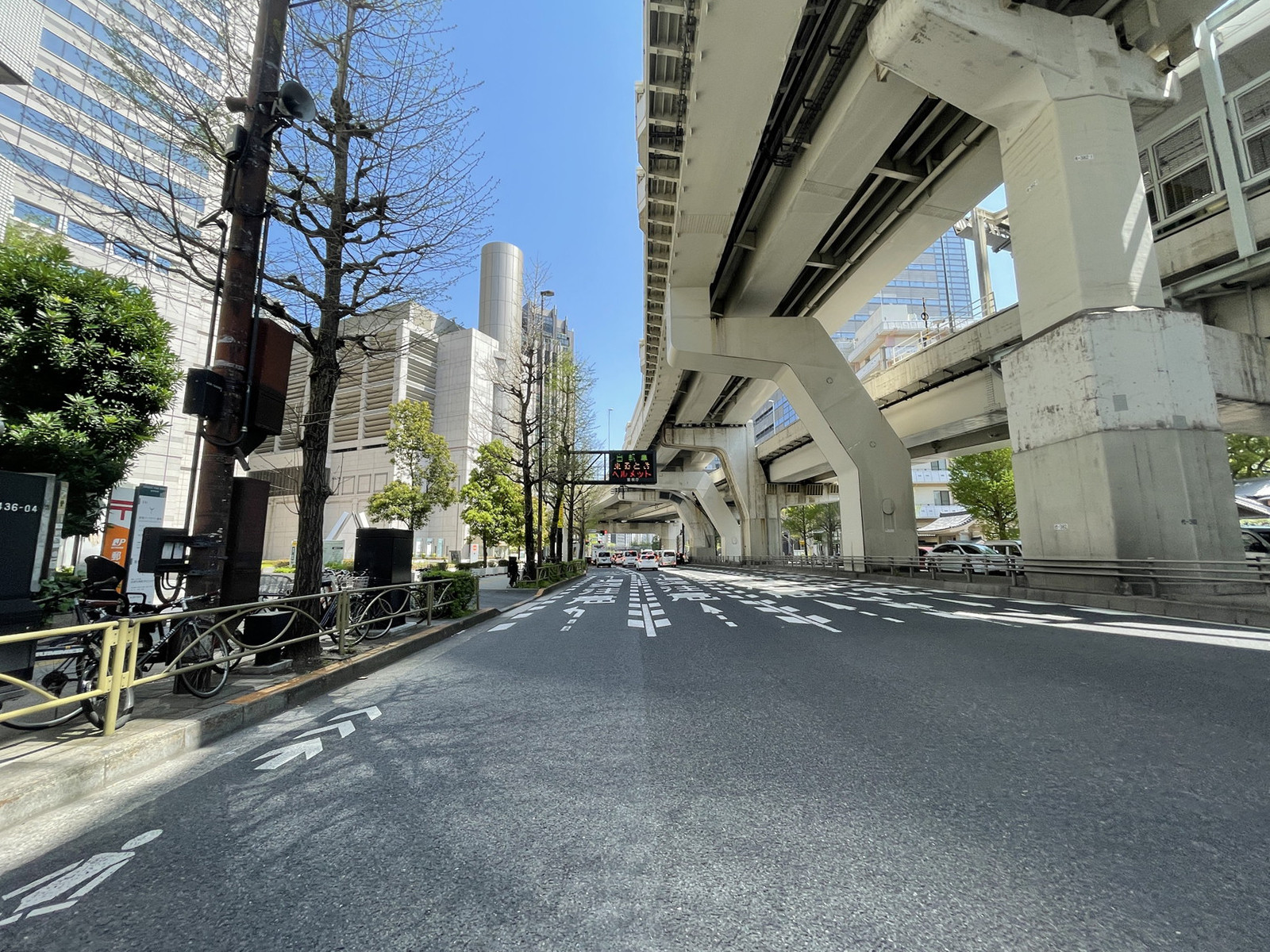 新宿パークタワー前面の通り