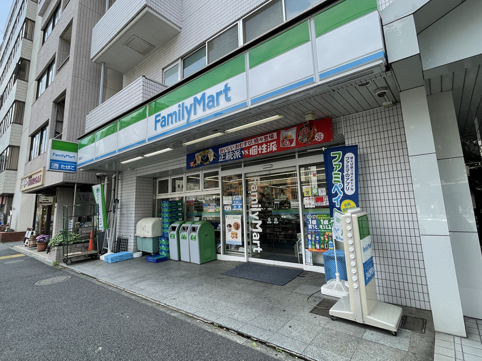 徒歩1分のファミリーマート曙橋店