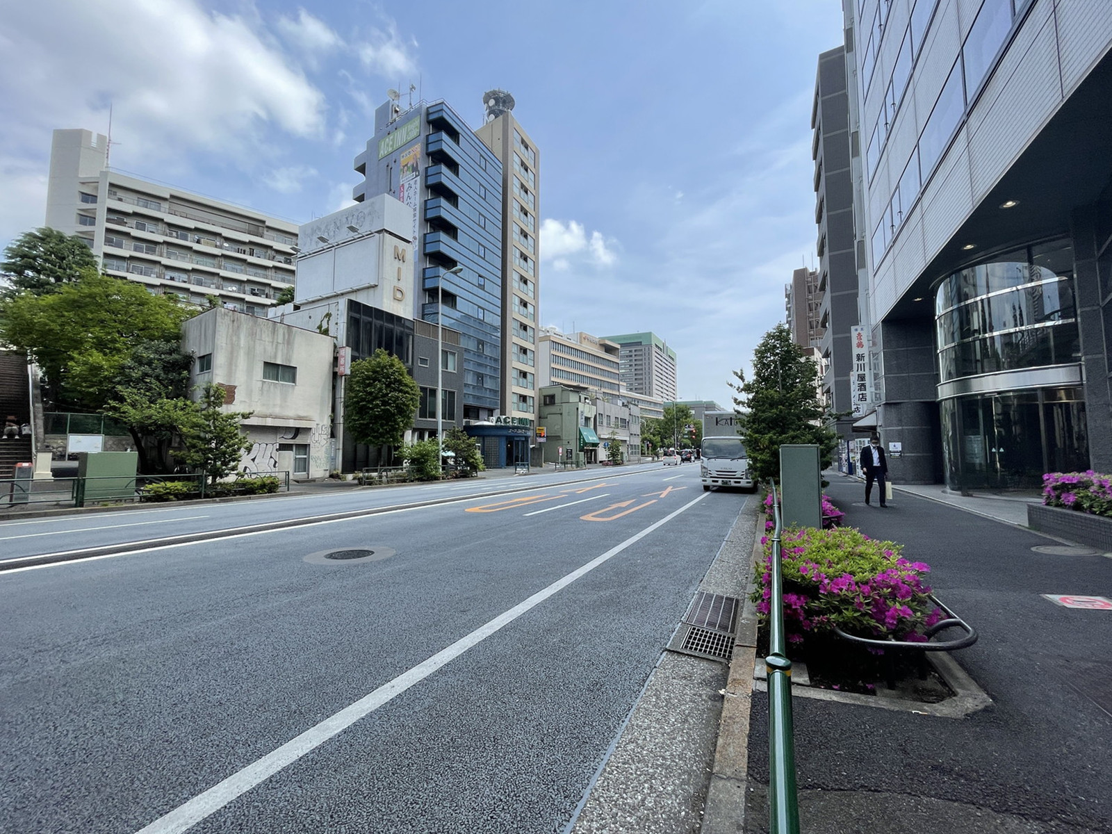 角張ビル前面の通り