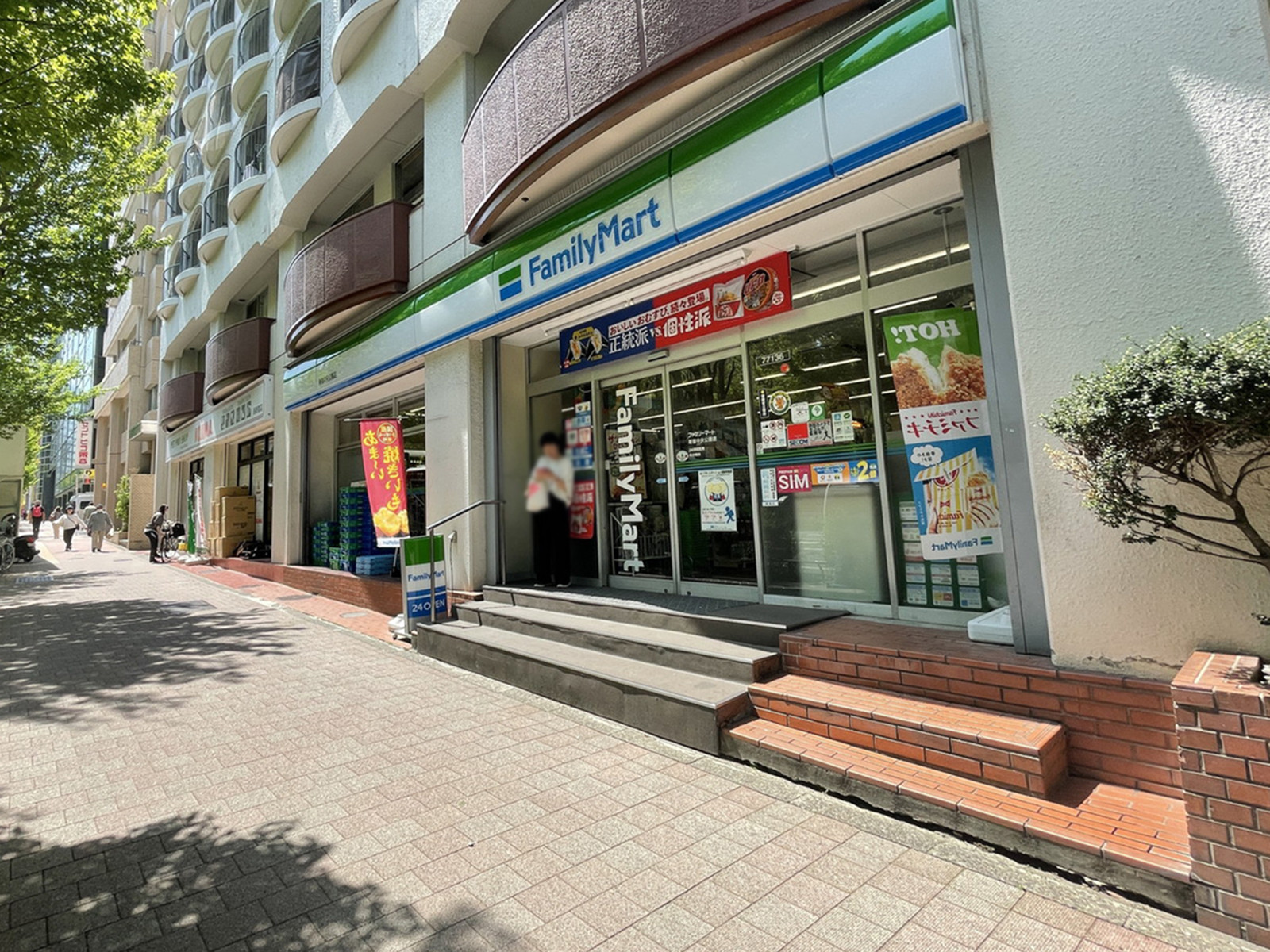 並びのファミリーマート新宿中央公園店