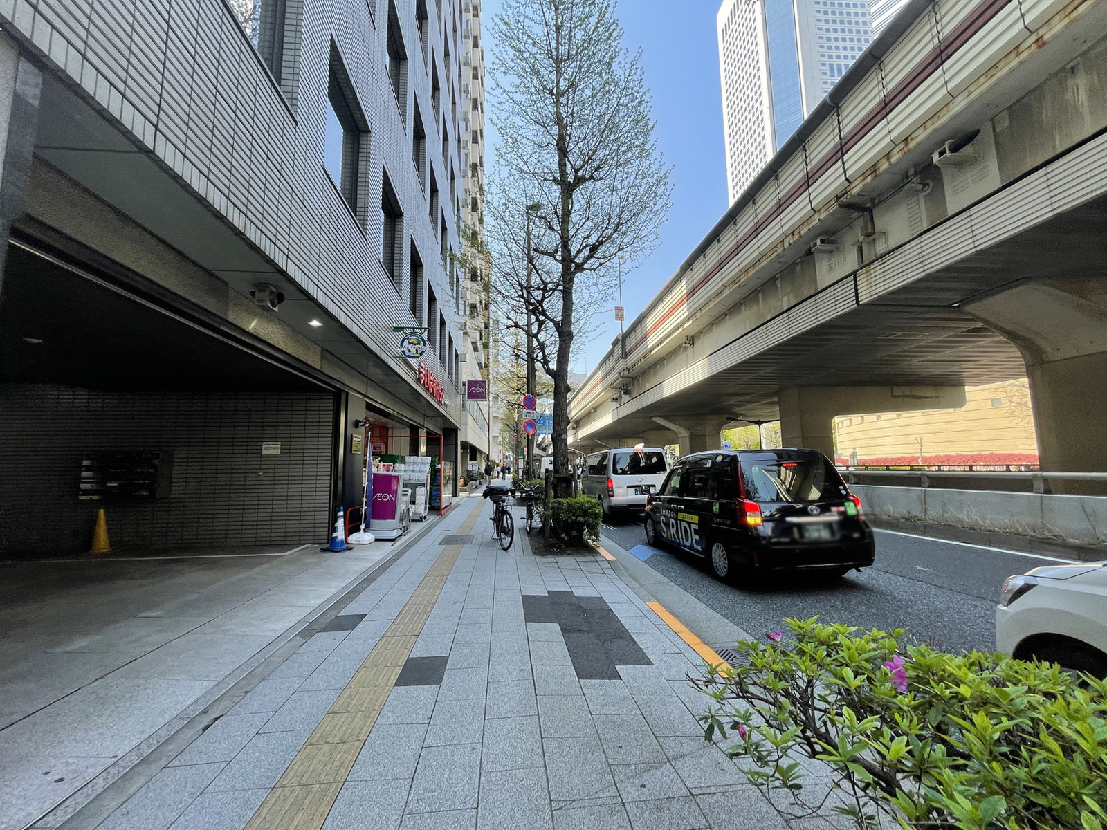 西新宿松屋ビル前面の通り