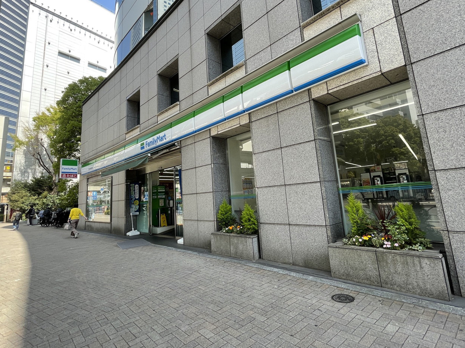 徒歩2分のファミリーマート初台交差点前店