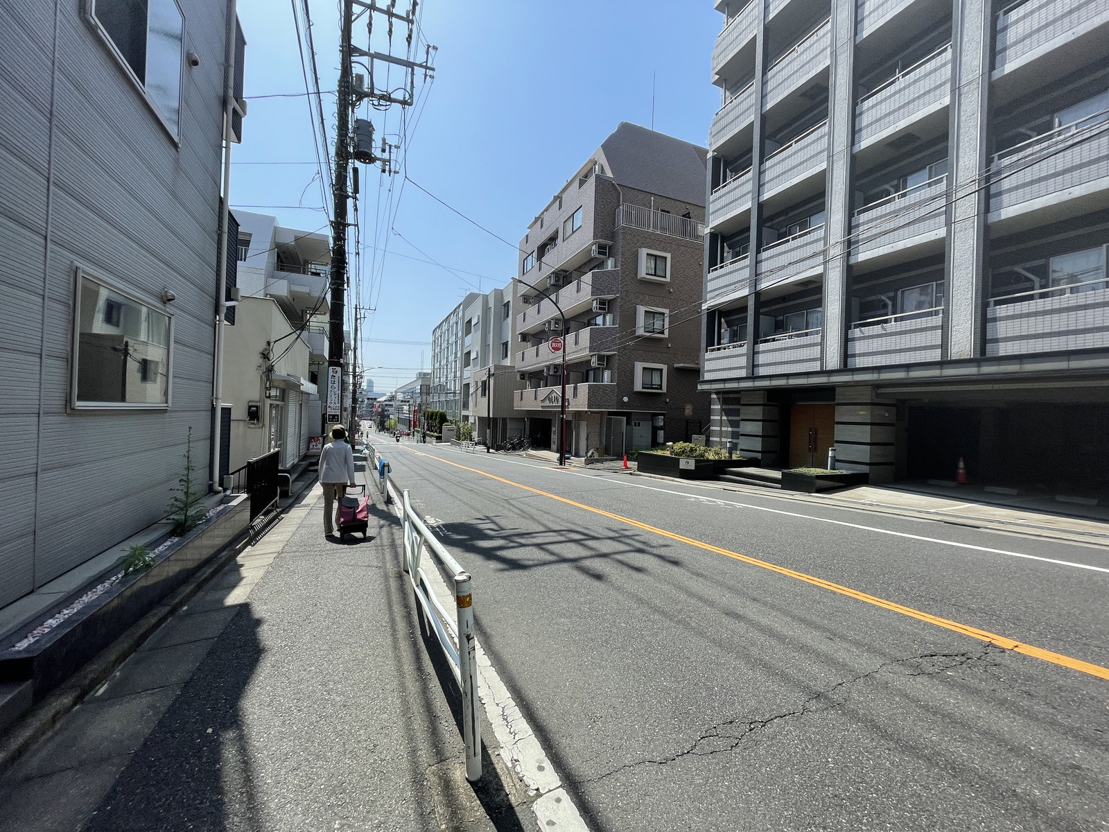 セレクト初台前面の通り