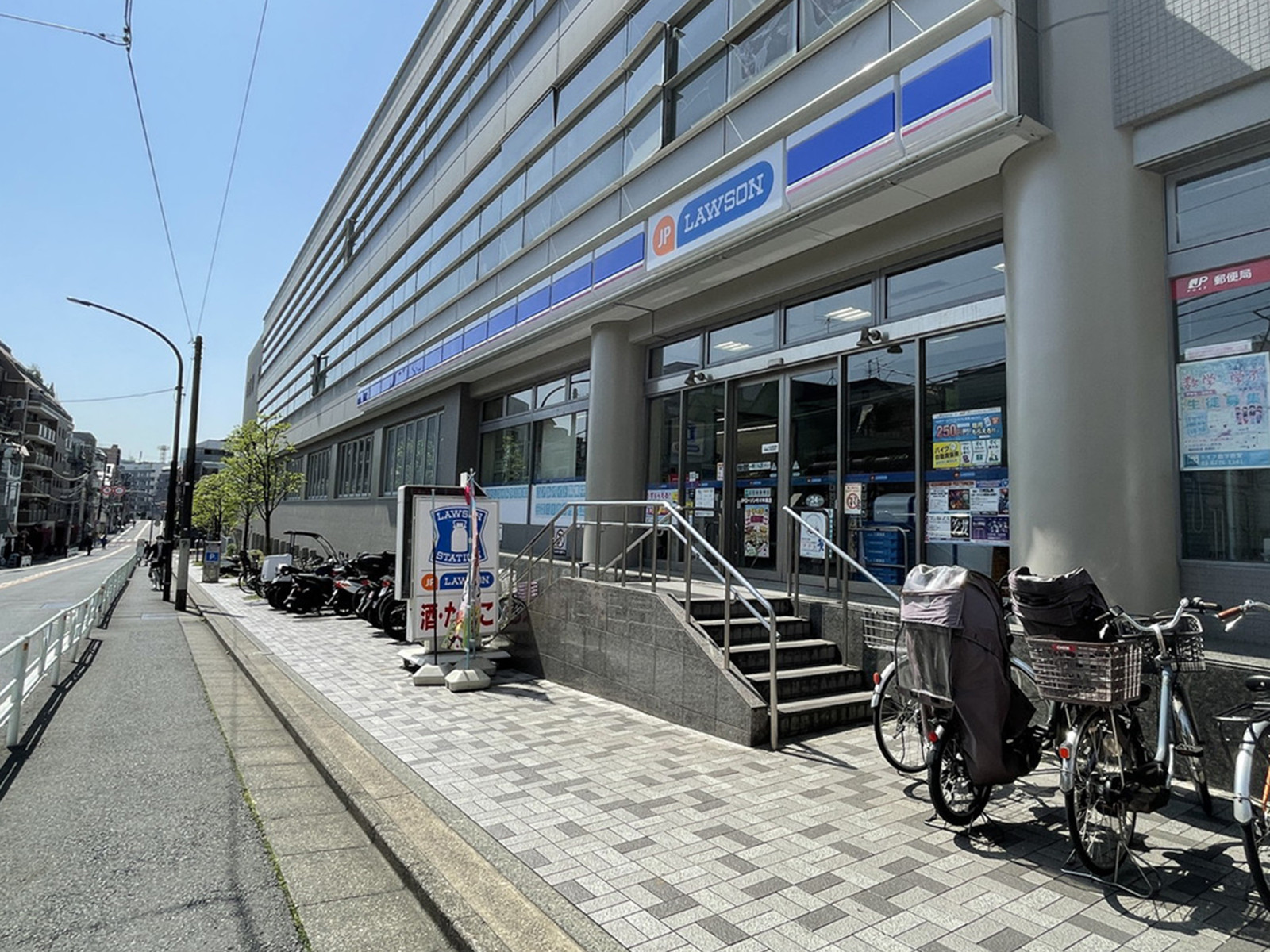 徒歩2分のローソンJPローソン代々木局店