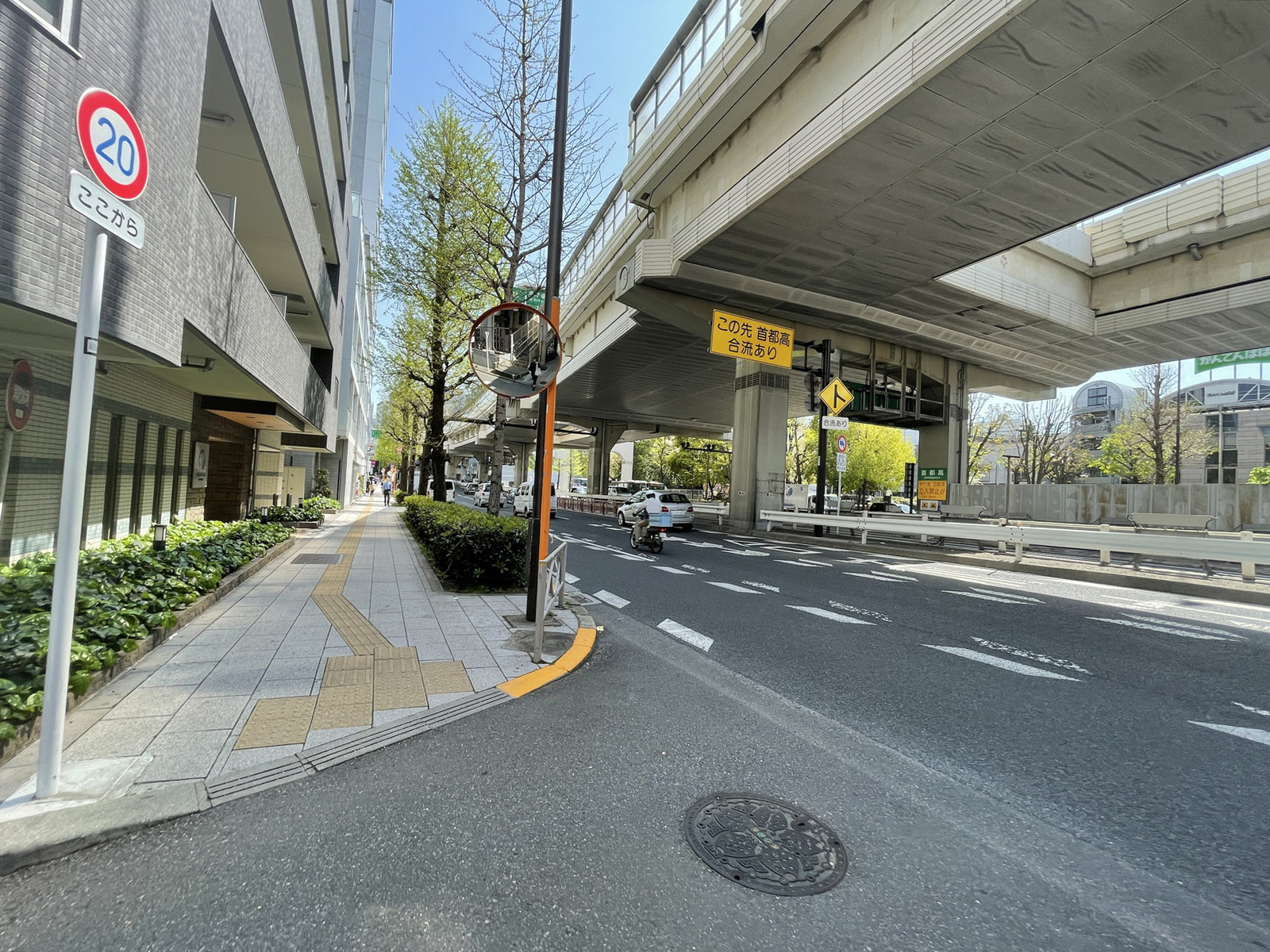 初台村上ビル前面の甲州街道