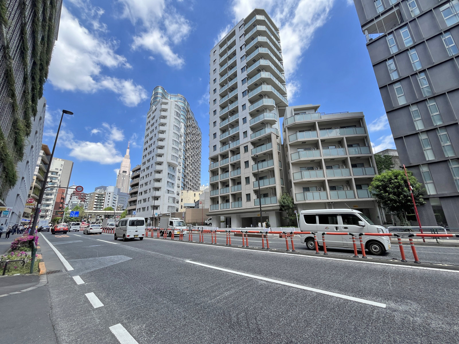 ヒキタカ北表参道ビル前面の明治通り