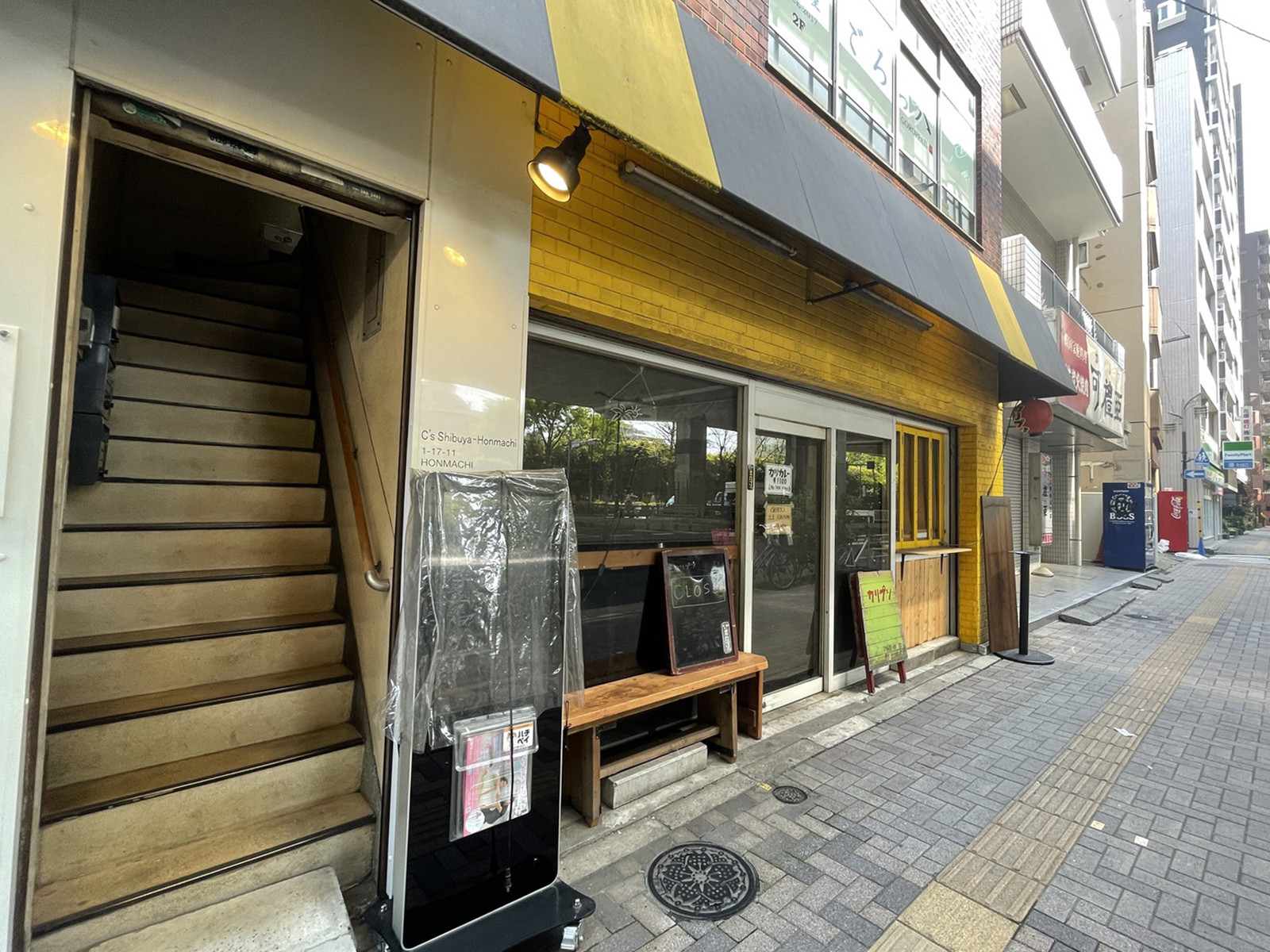 付近には飲食店が点在